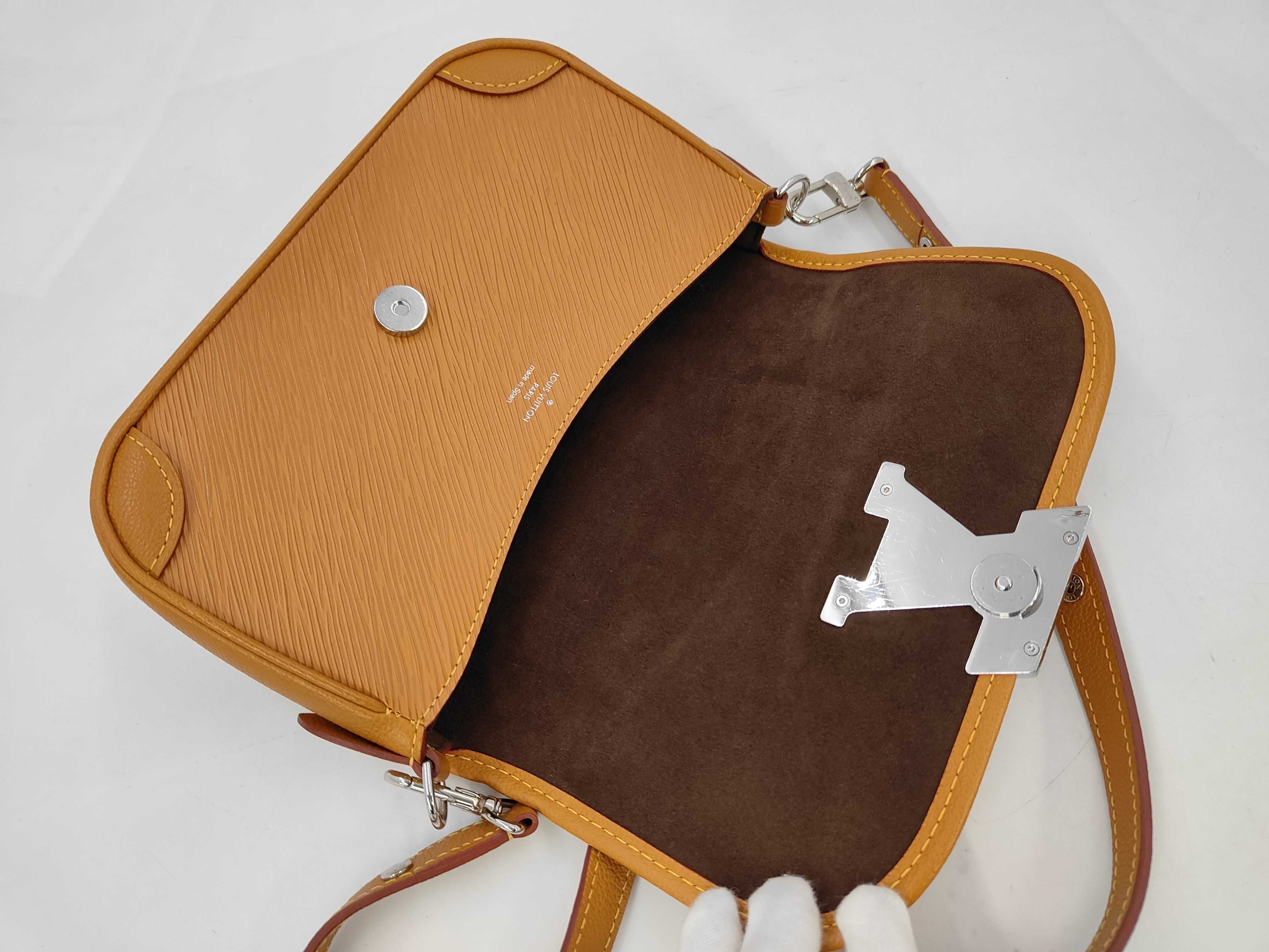Bussy M59459 Goldmiel Epi Leather Shoulder Bag — view 8