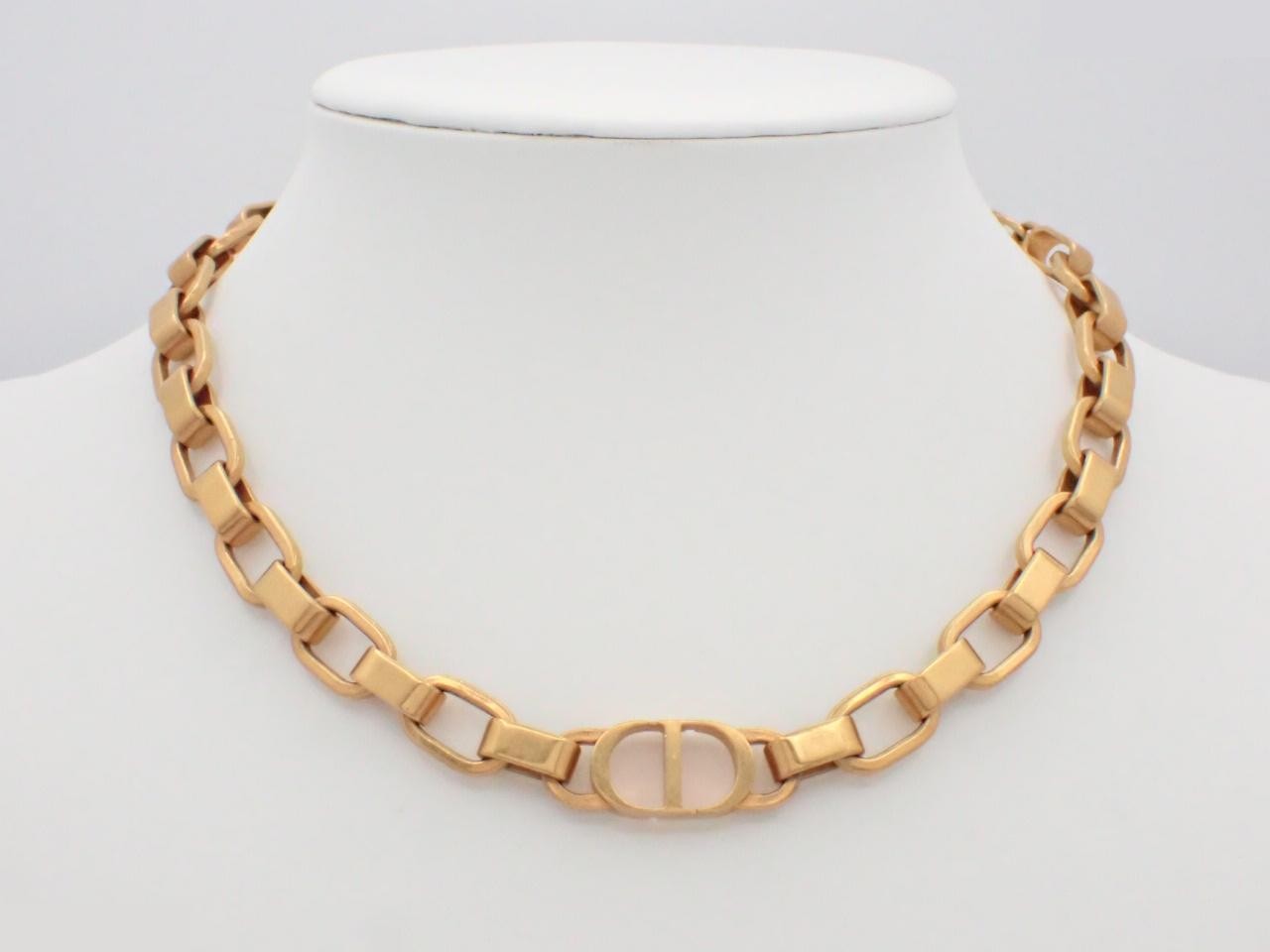Gold necklace, approximately 42cm in length. — view 3