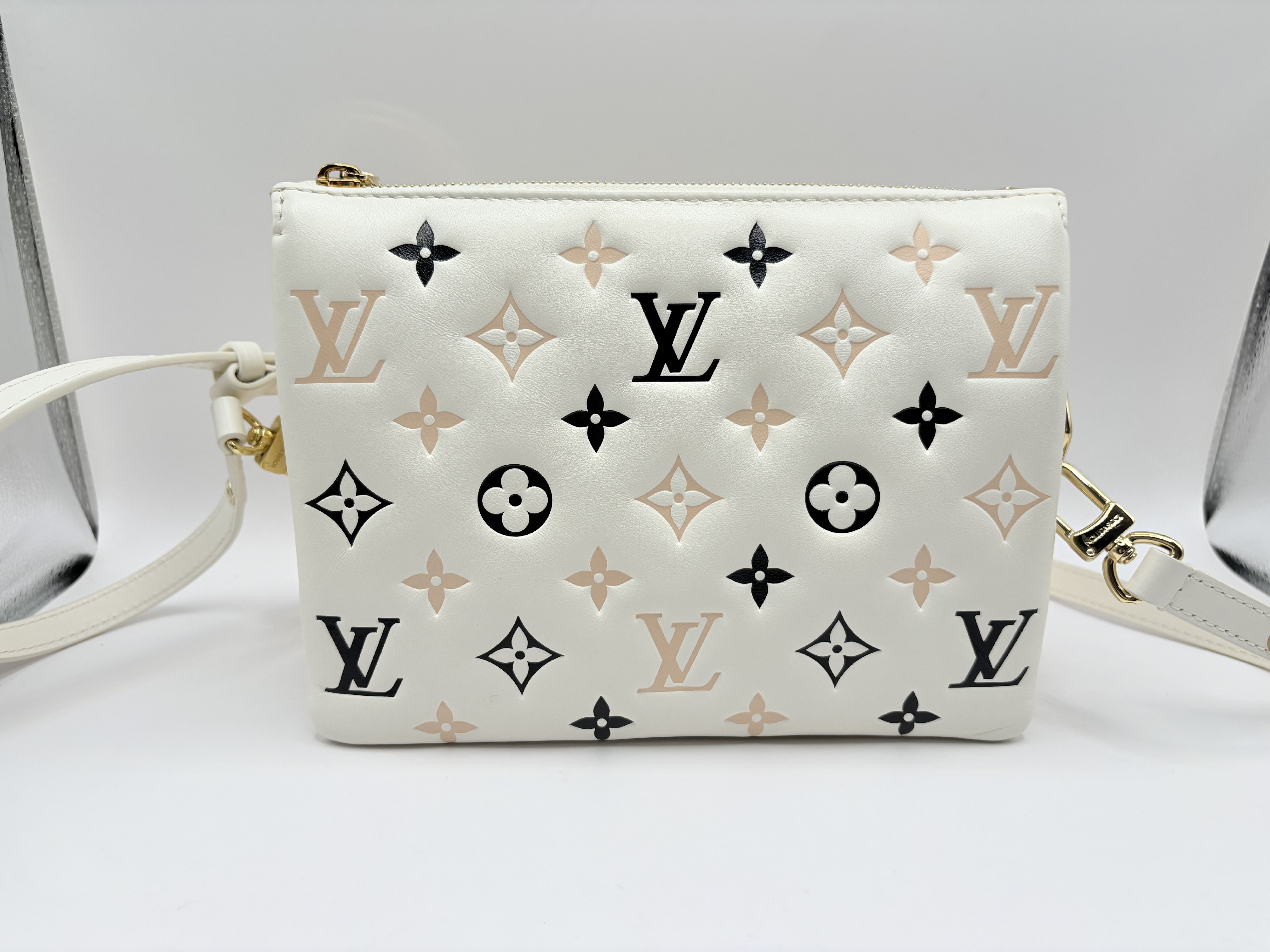 LV by the Pool Coussin BB M22954 White RFID detected shoulder bag — view 2