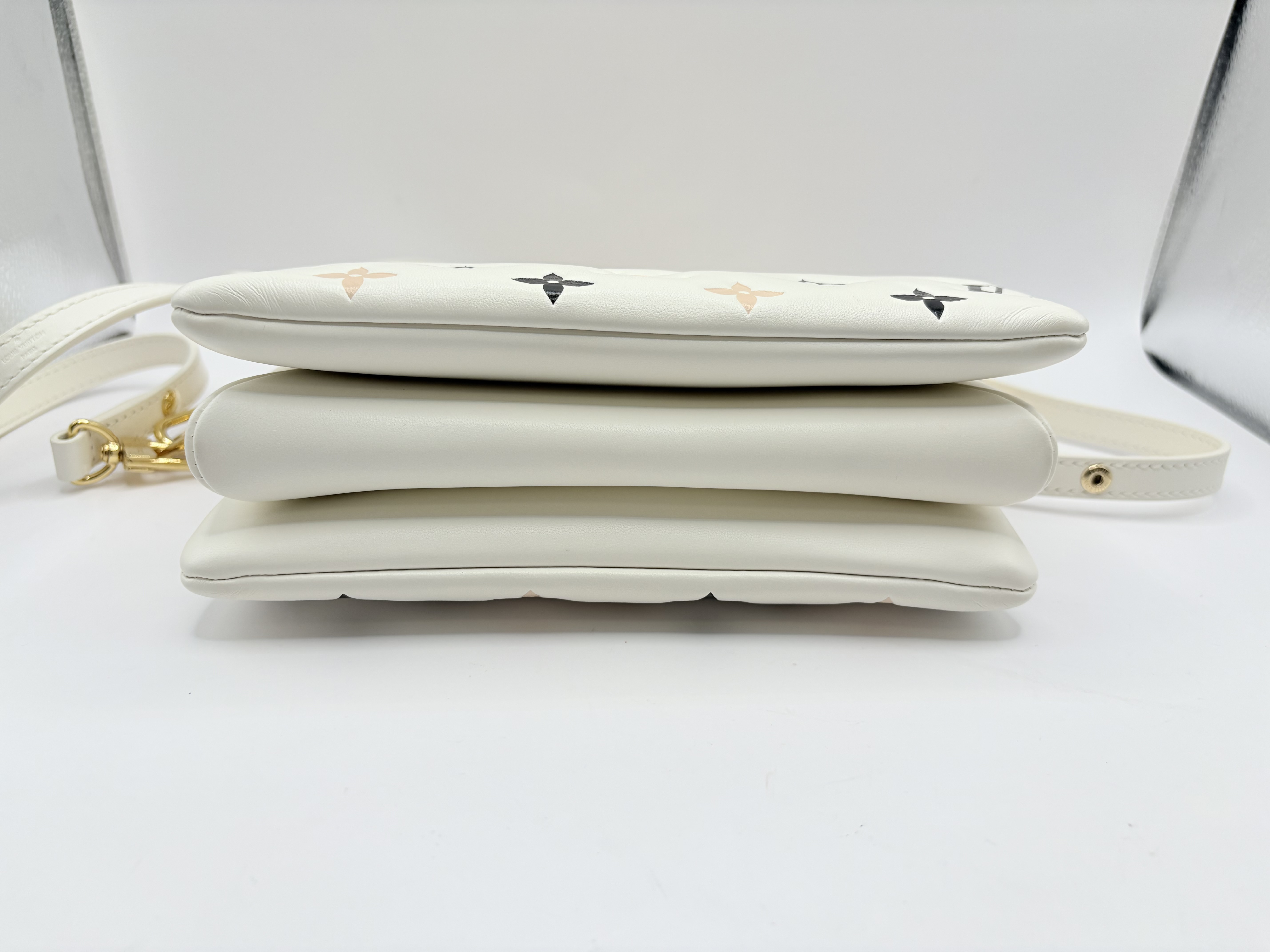 LV by the Pool Coussin BB M22954 White RFID detected shoulder bag — view 3