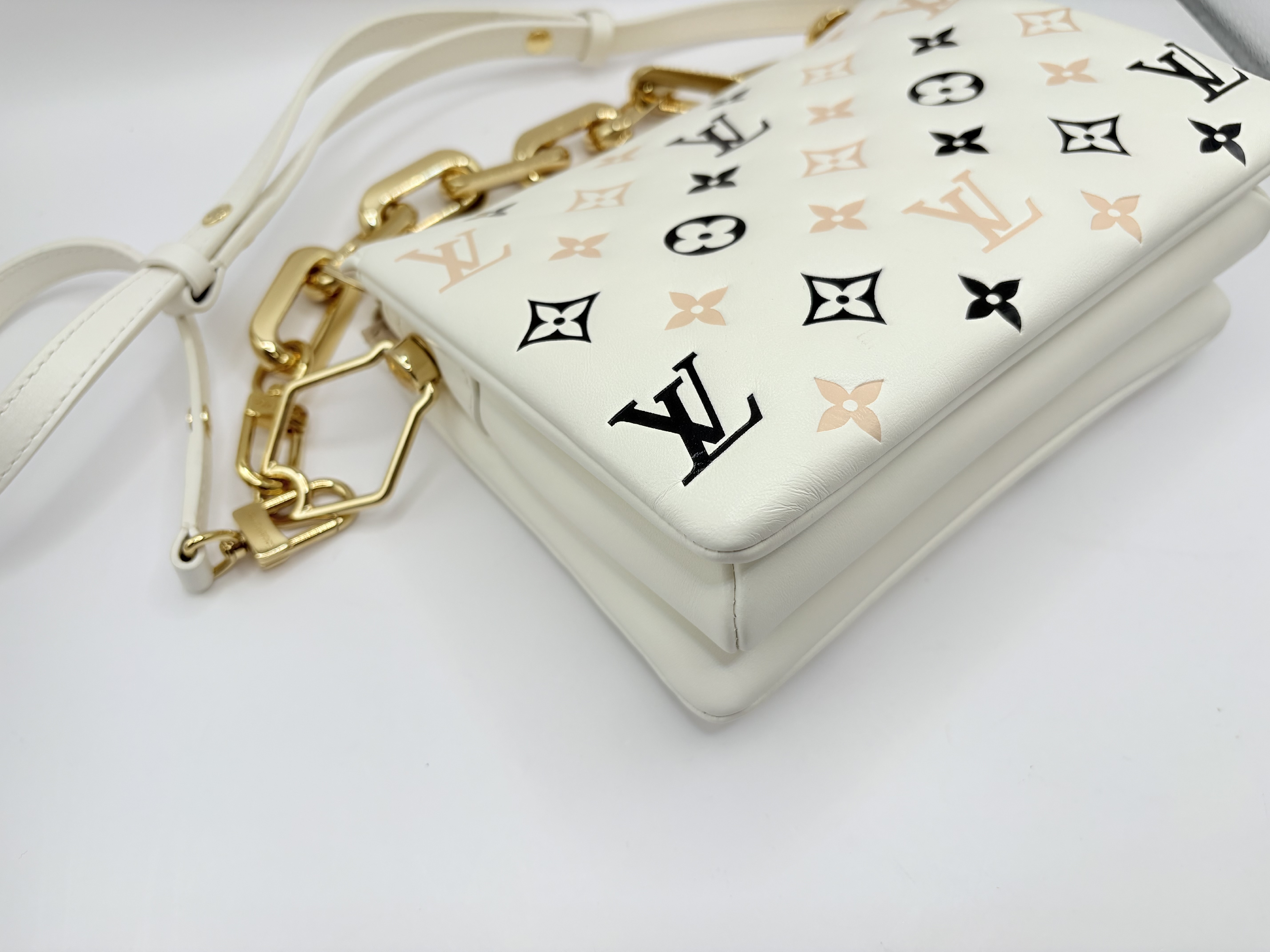 LV by the Pool Coussin BB M22954 White RFID detected shoulder bag — view 4