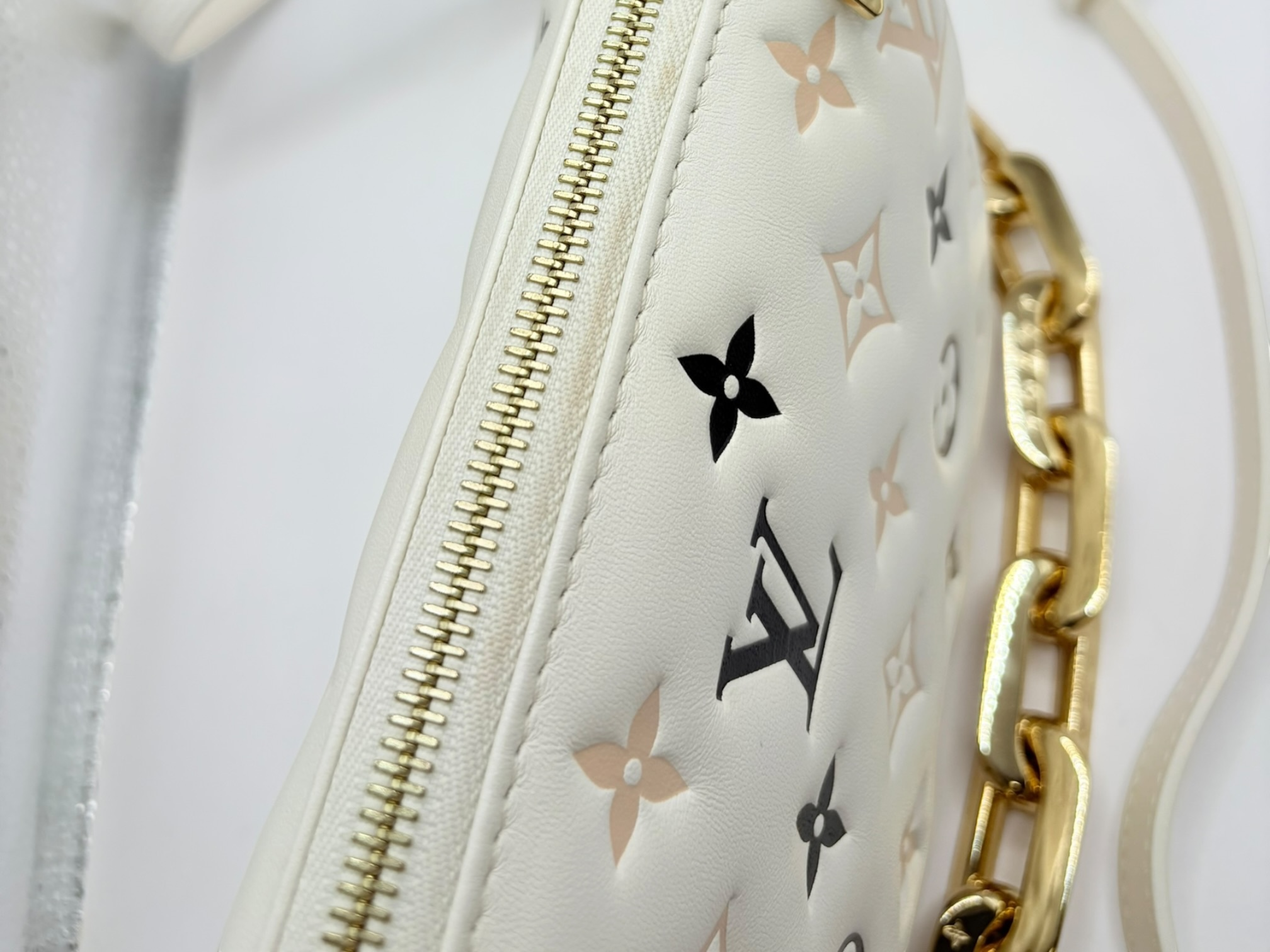 LV by the Pool Coussin BB M22954 White RFID detected shoulder bag — view 6
