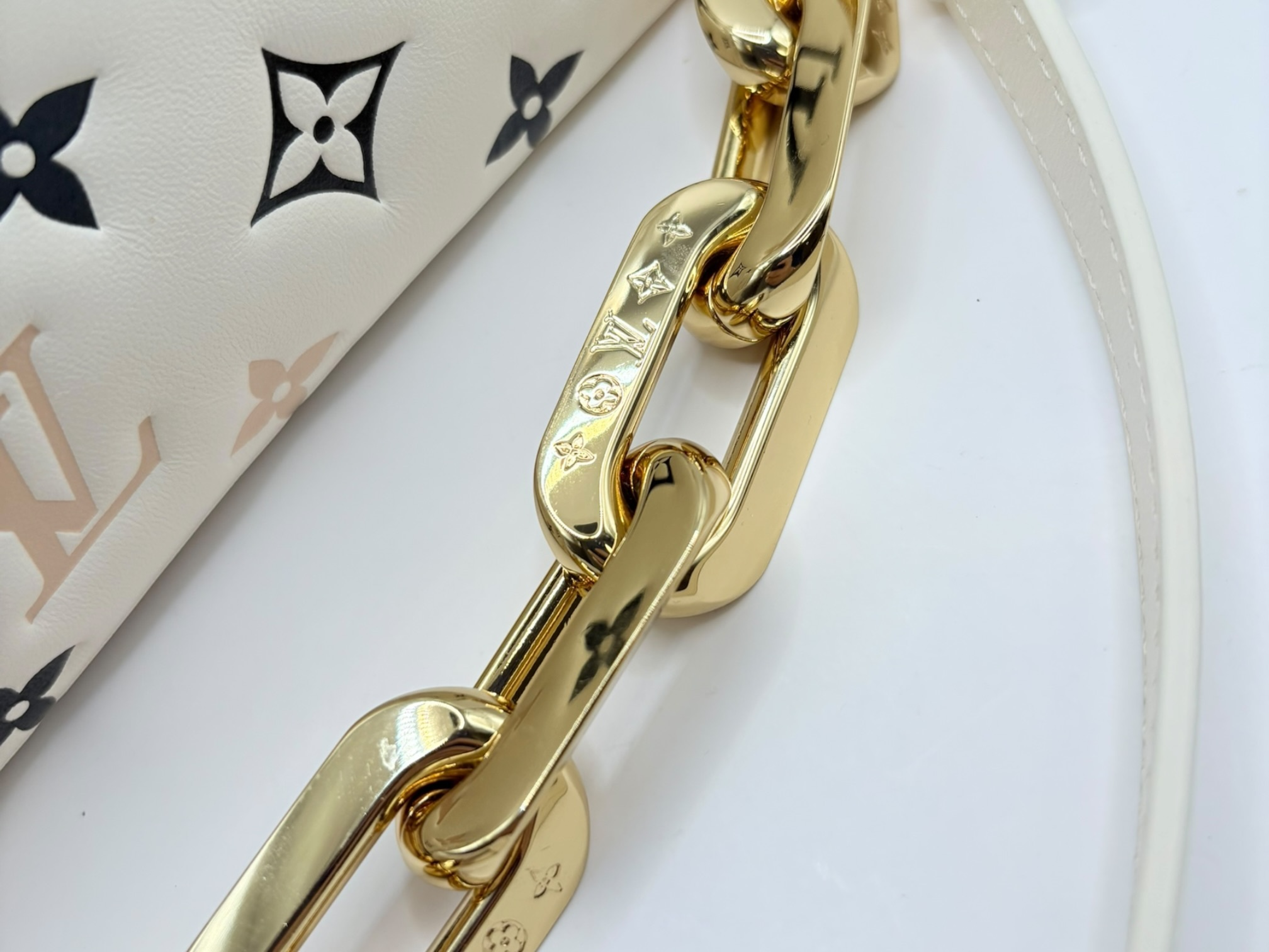 LV by the Pool Coussin BB M22954 White RFID detected shoulder bag — view 7