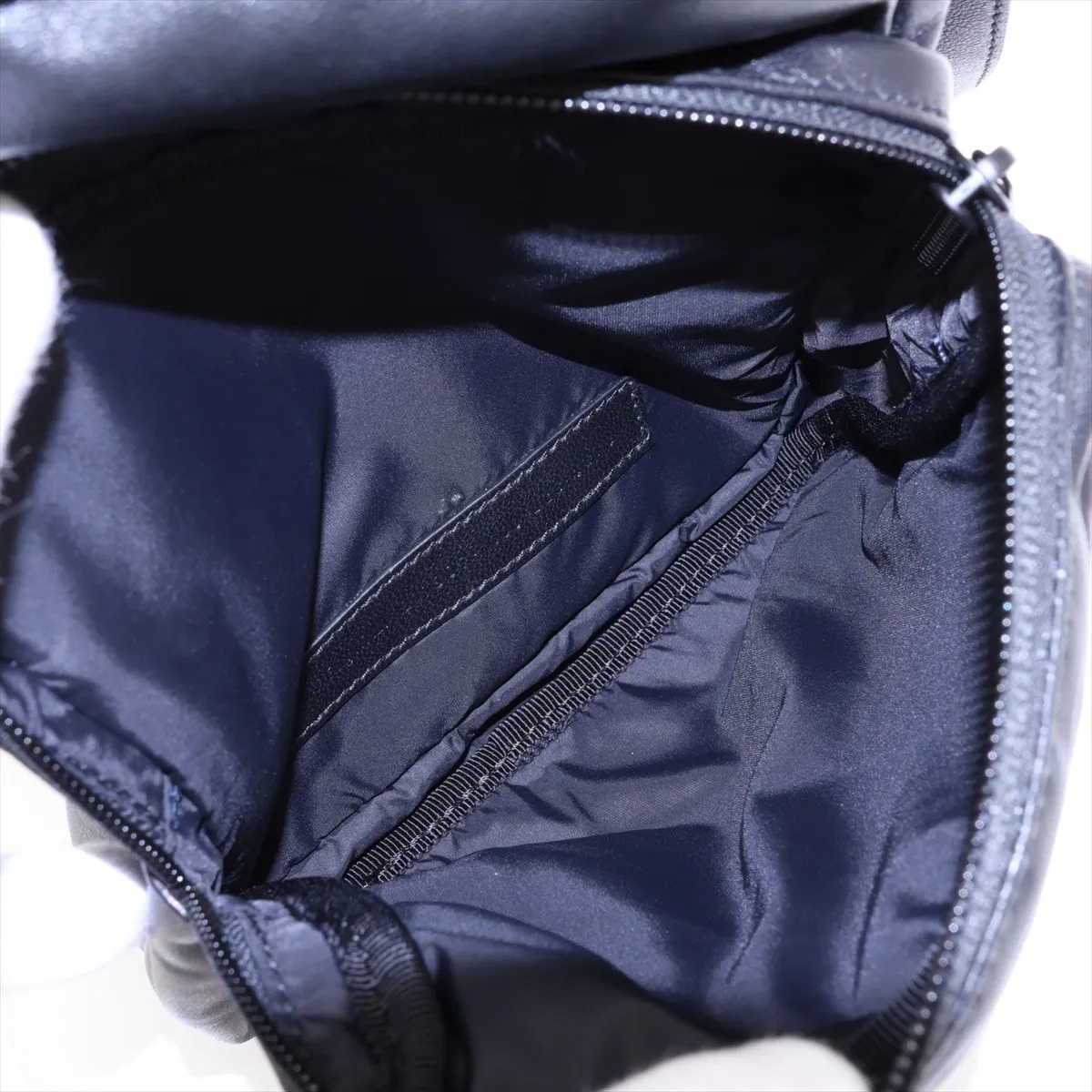 x Under Armour Leather Shoulder Bag, Black x White, 811907 — view 7