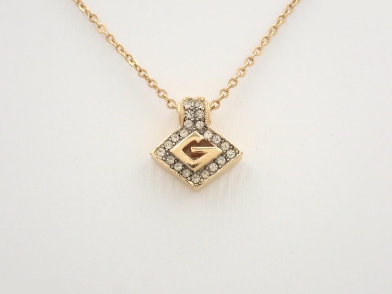 Other lines: Precious metals, necklaces, pendants, chains approximately 40cm long.