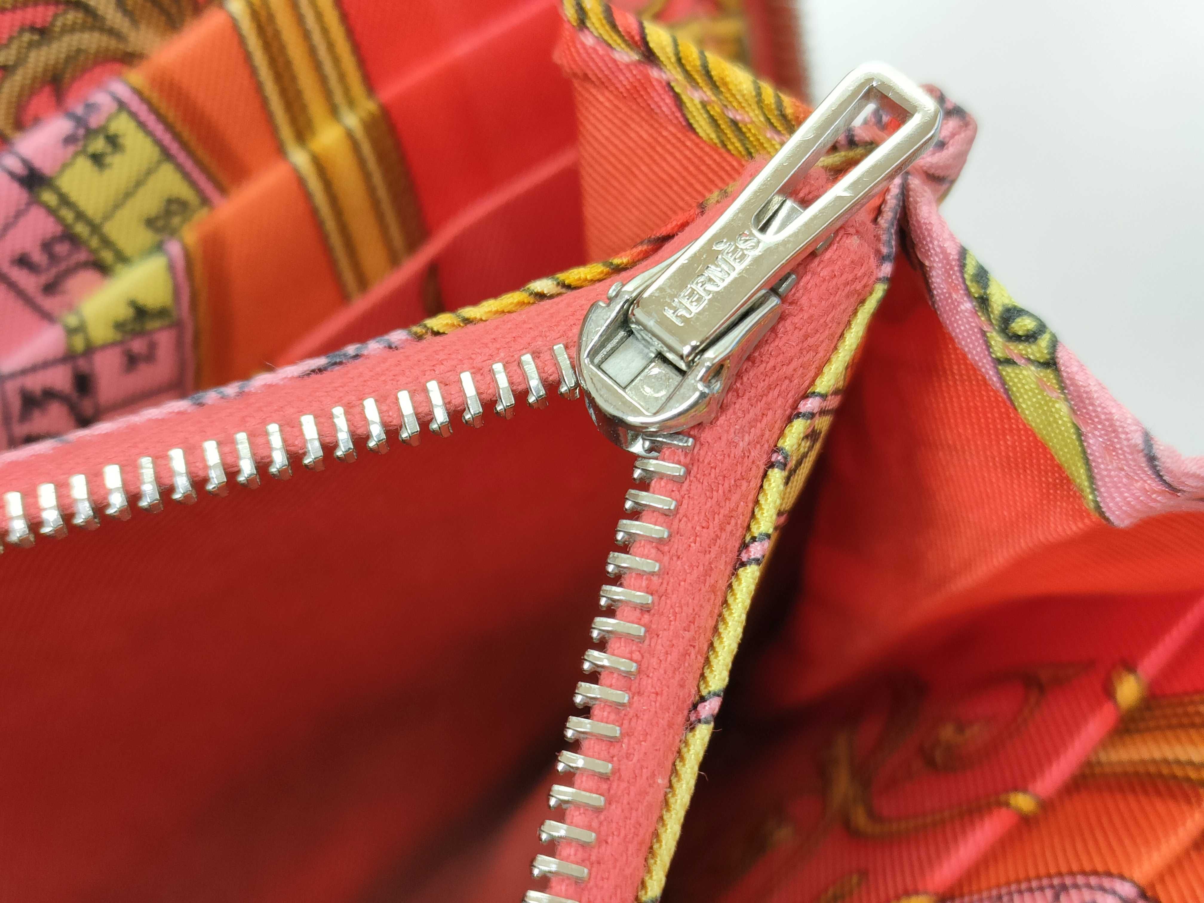 Azap Long Silk In Wallet, Veau Epsom Leather, Round Zip Wallet, Red, Silver Hardware, A: 2017 Model — view 7