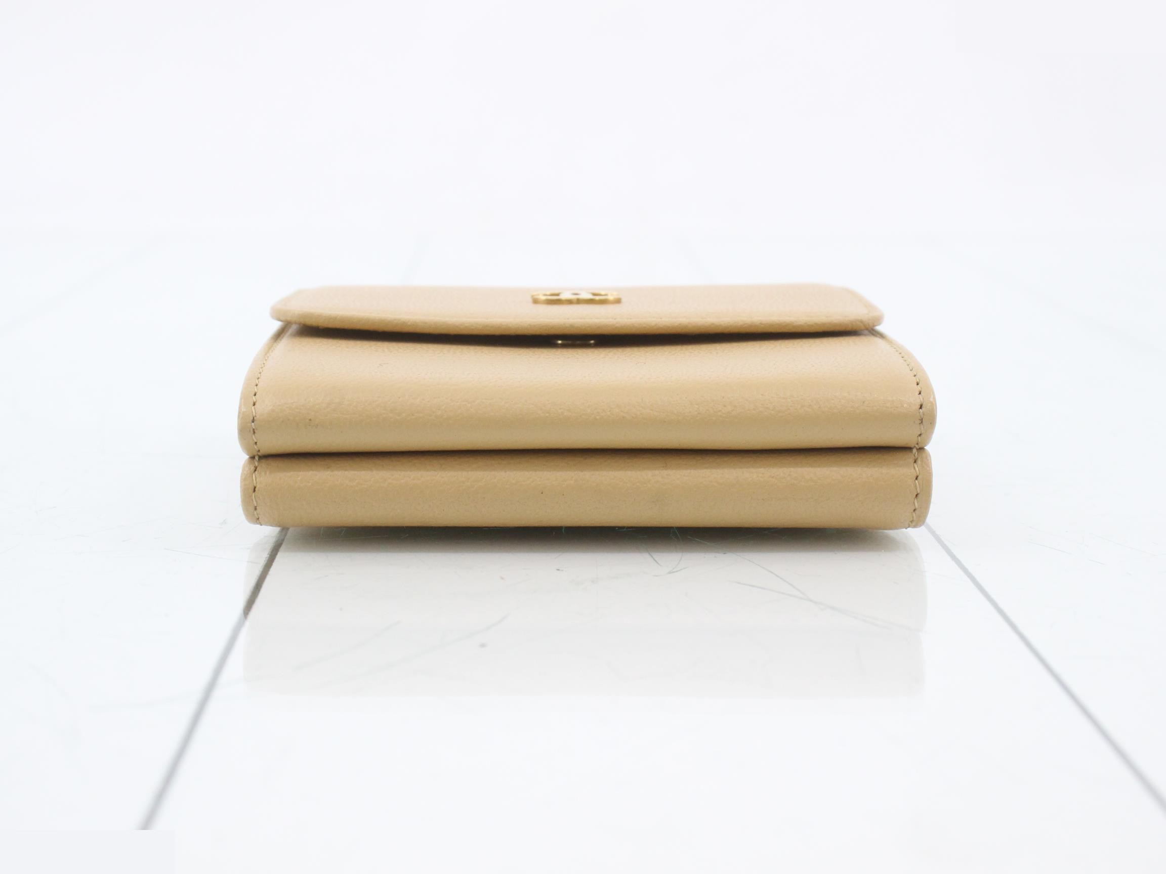 Tri-fold wallet, double snap closure, leather/beige, GP logo, box. — view 3