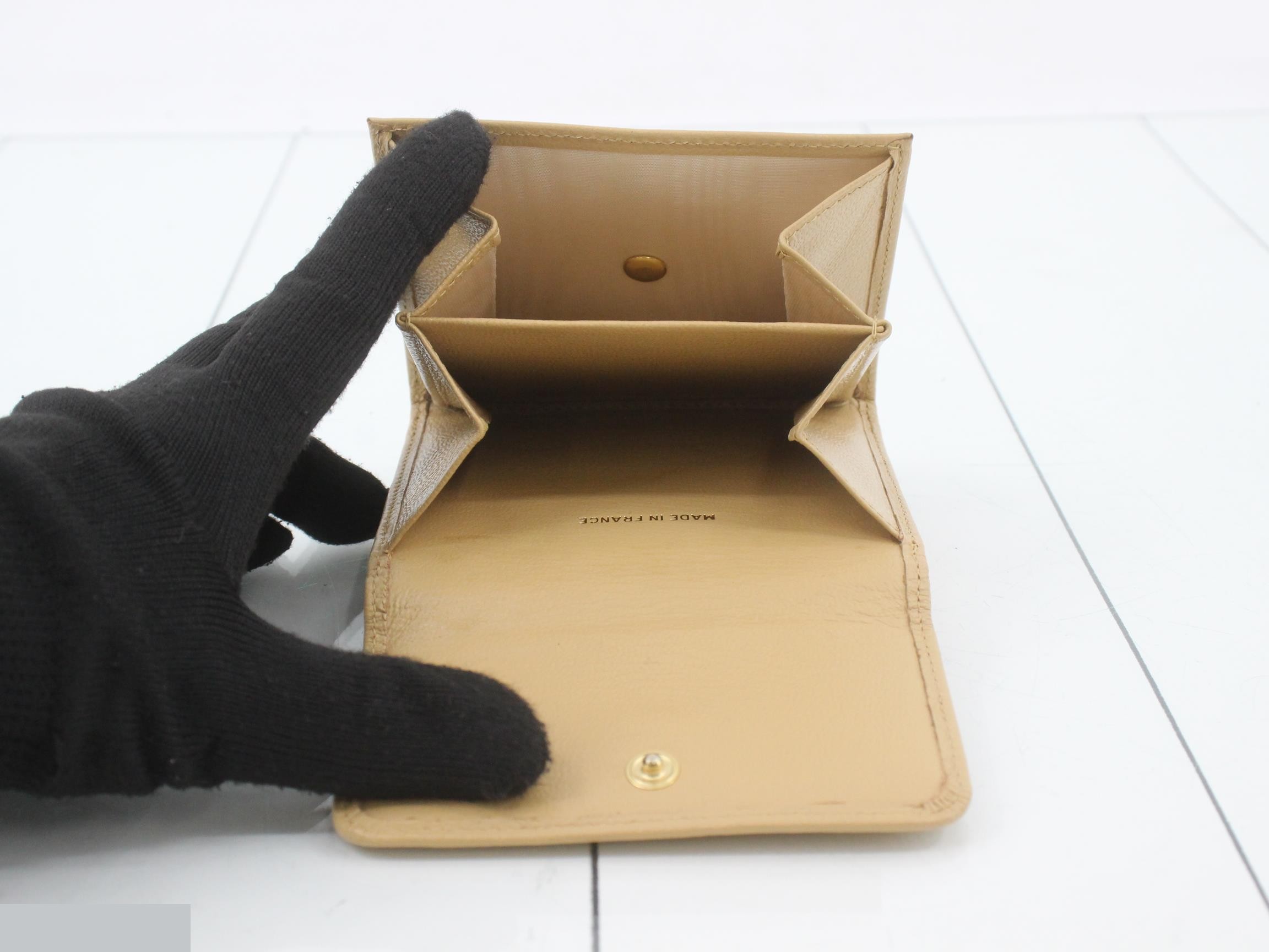 Tri-fold wallet, double snap closure, leather/beige, GP logo, box. — view 4