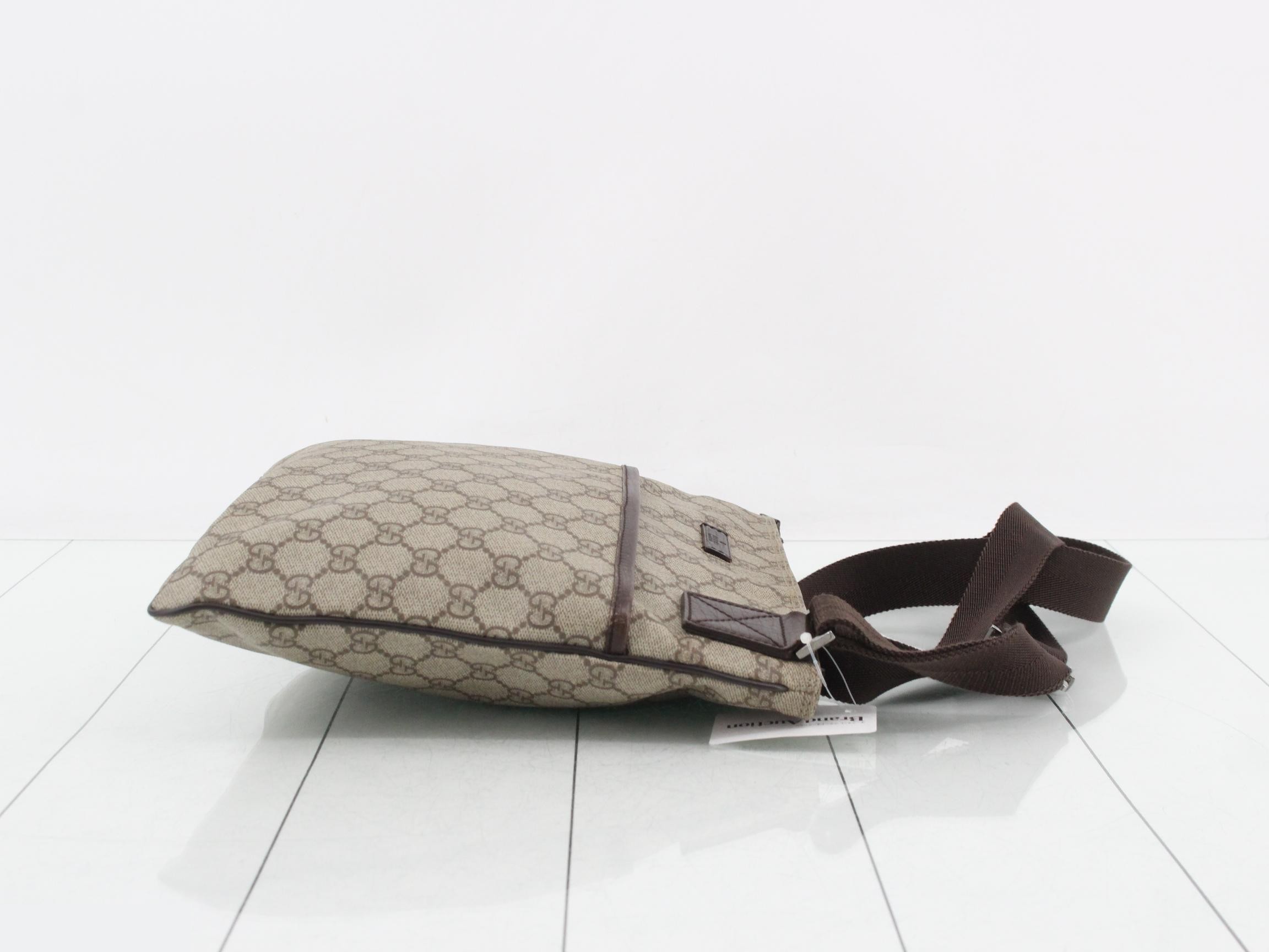 GG Supreme Shoulder Bag — view 3