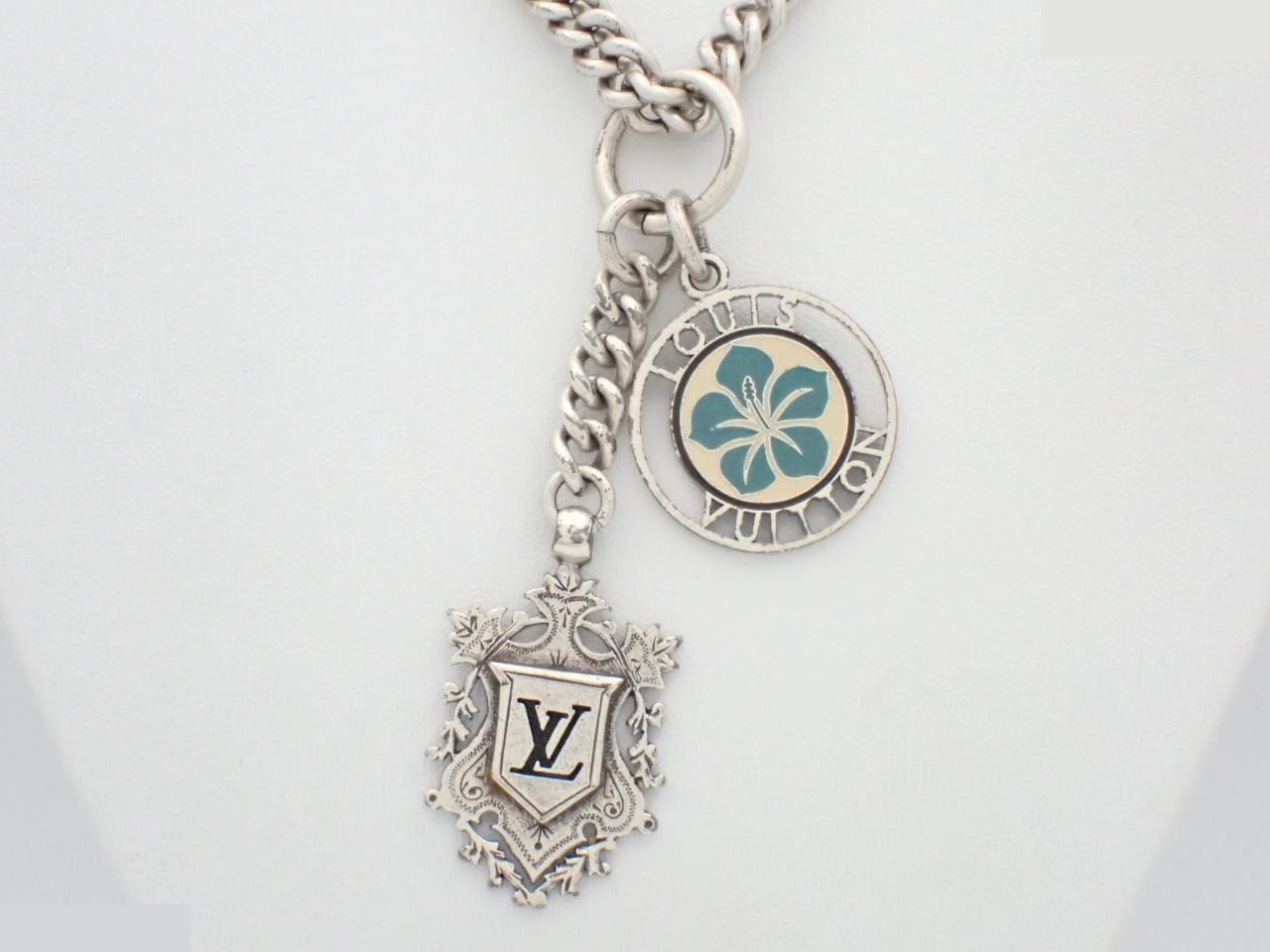 Victoria pendant, chain approximately 44 cm.