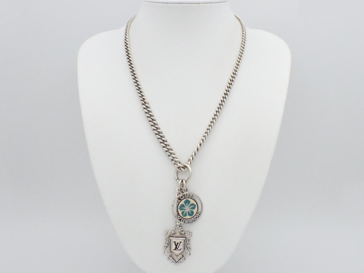 Victoria pendant, chain approximately 44 cm. — view 3