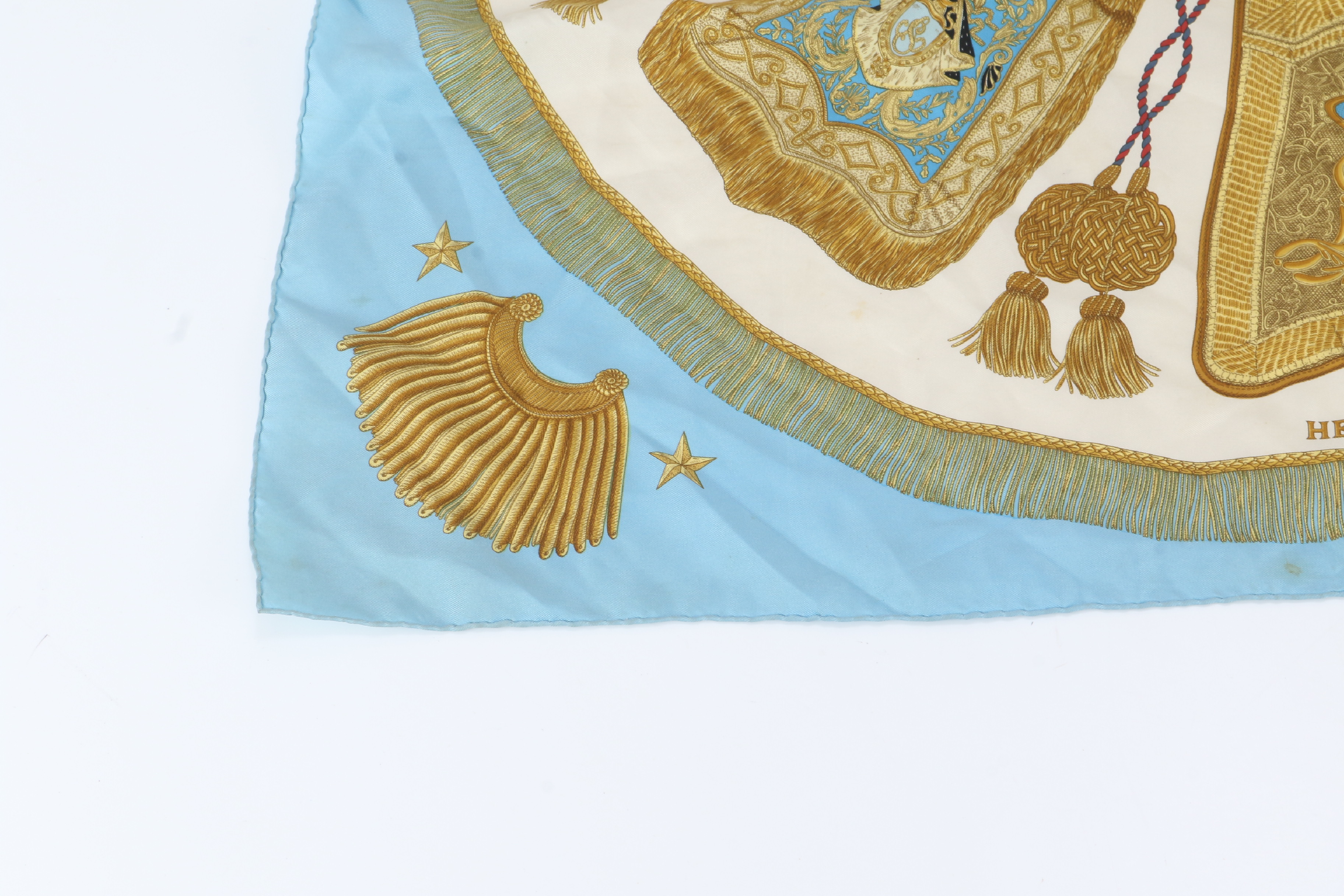 Carre 90 Poste et Cavalerie Saber-shaped pouch, scarf, and other accessories. — view 4