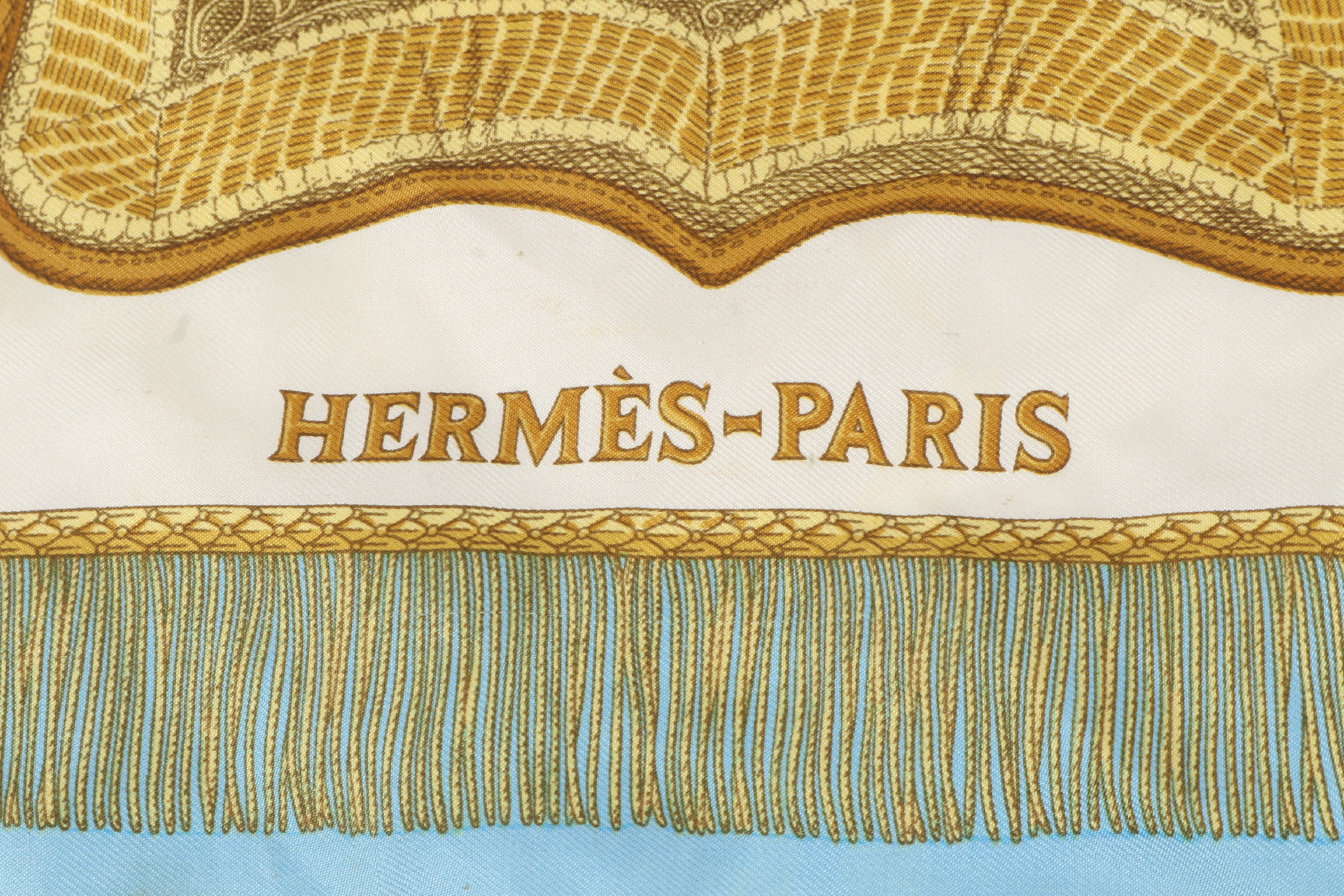 Carre 90 Poste et Cavalerie Saber-shaped pouch, scarf, and other accessories. — view 6
