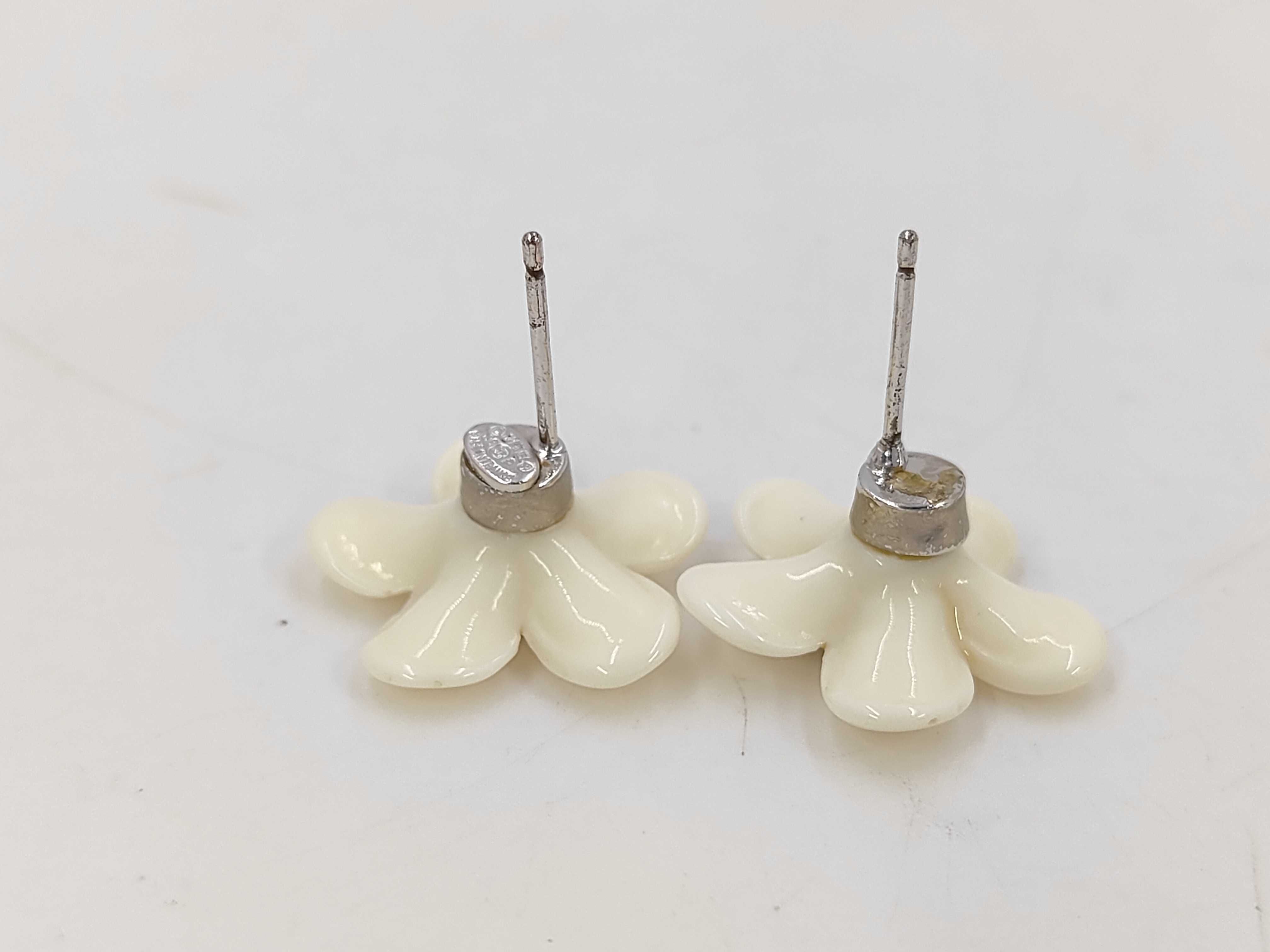 Camellia Coco Mark White Earrings 05P — view 3