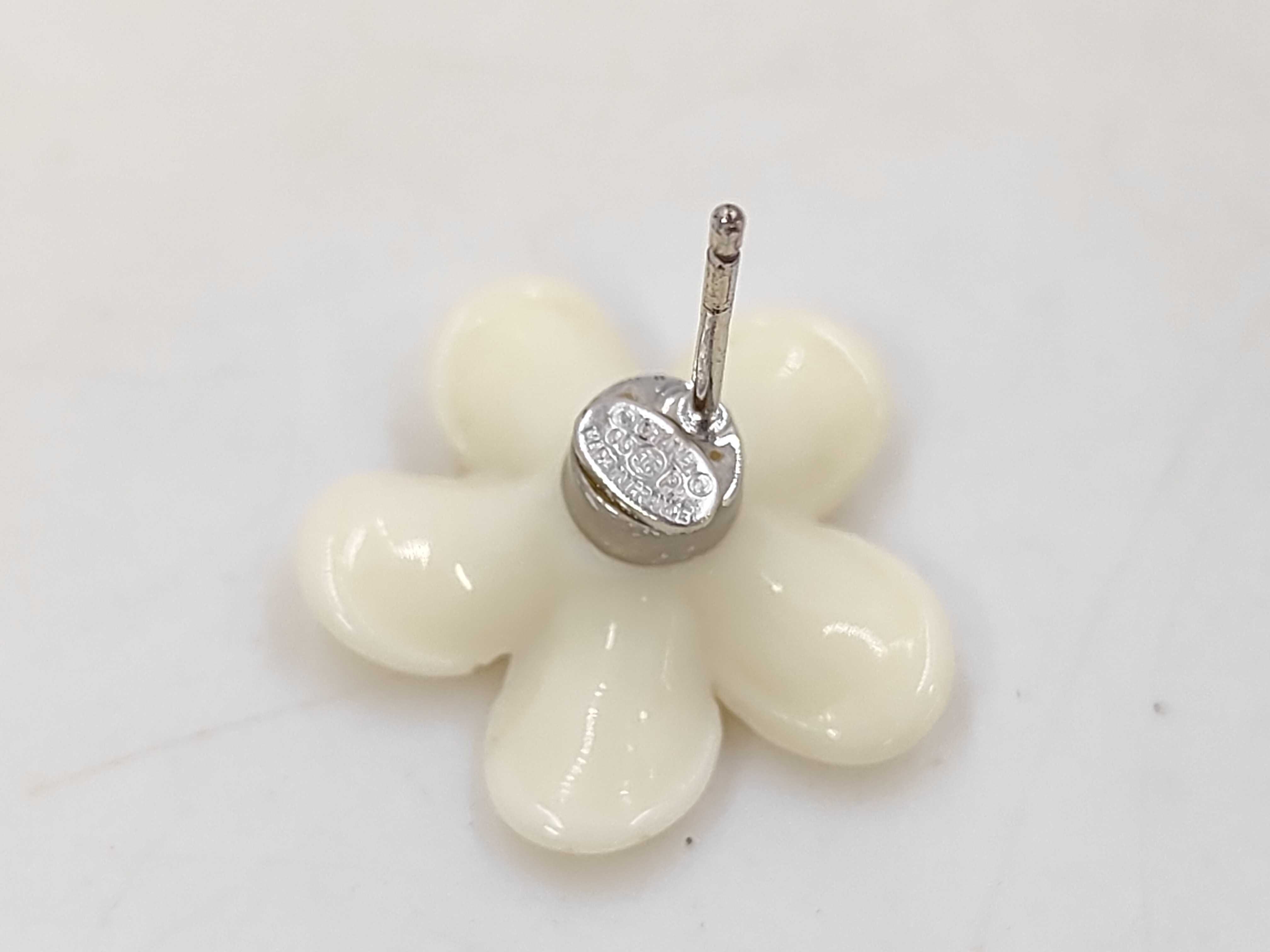 Camellia Coco Mark White Earrings 05P — view 4
