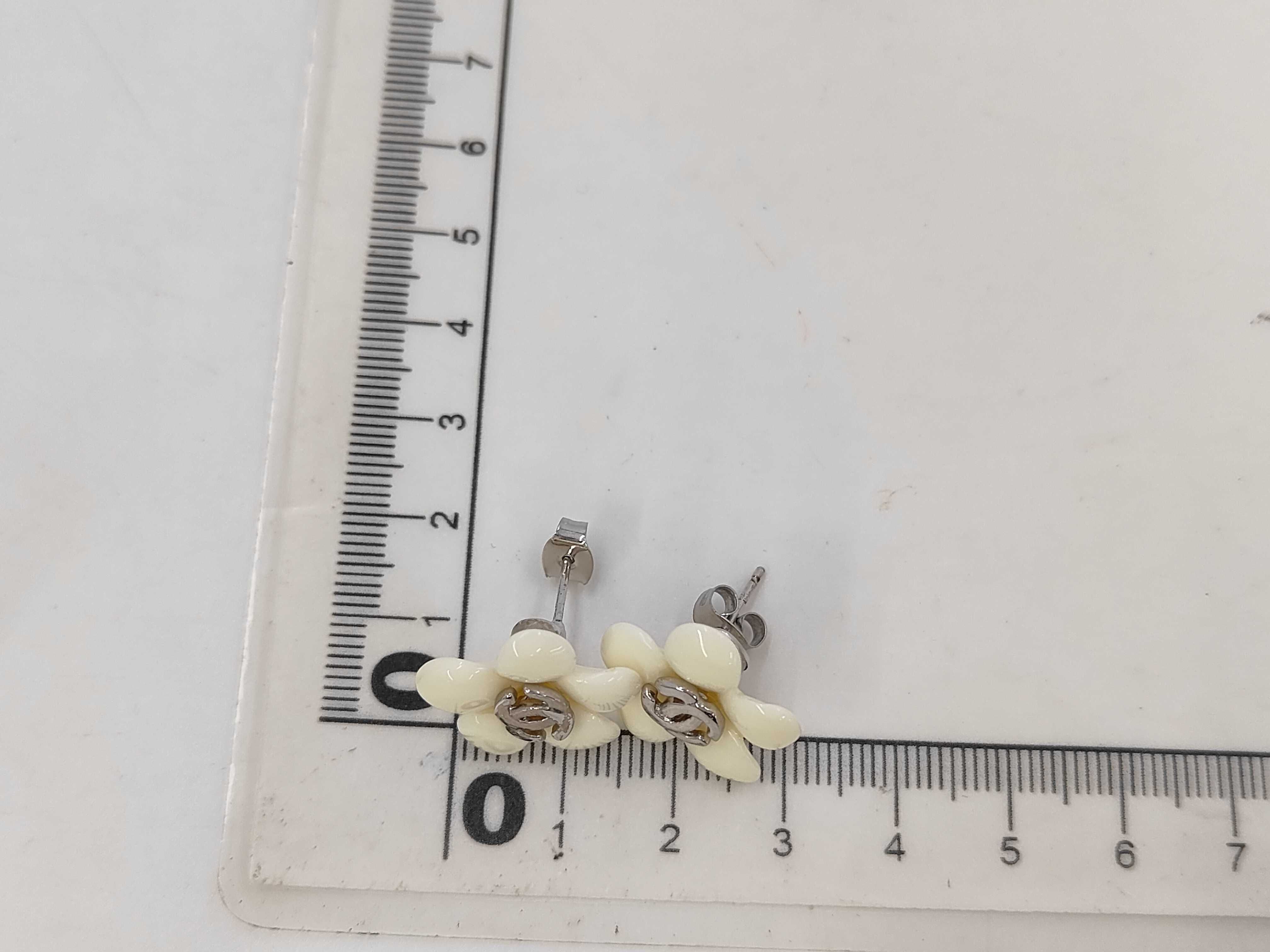 Camellia Coco Mark White Earrings 05P — view 6