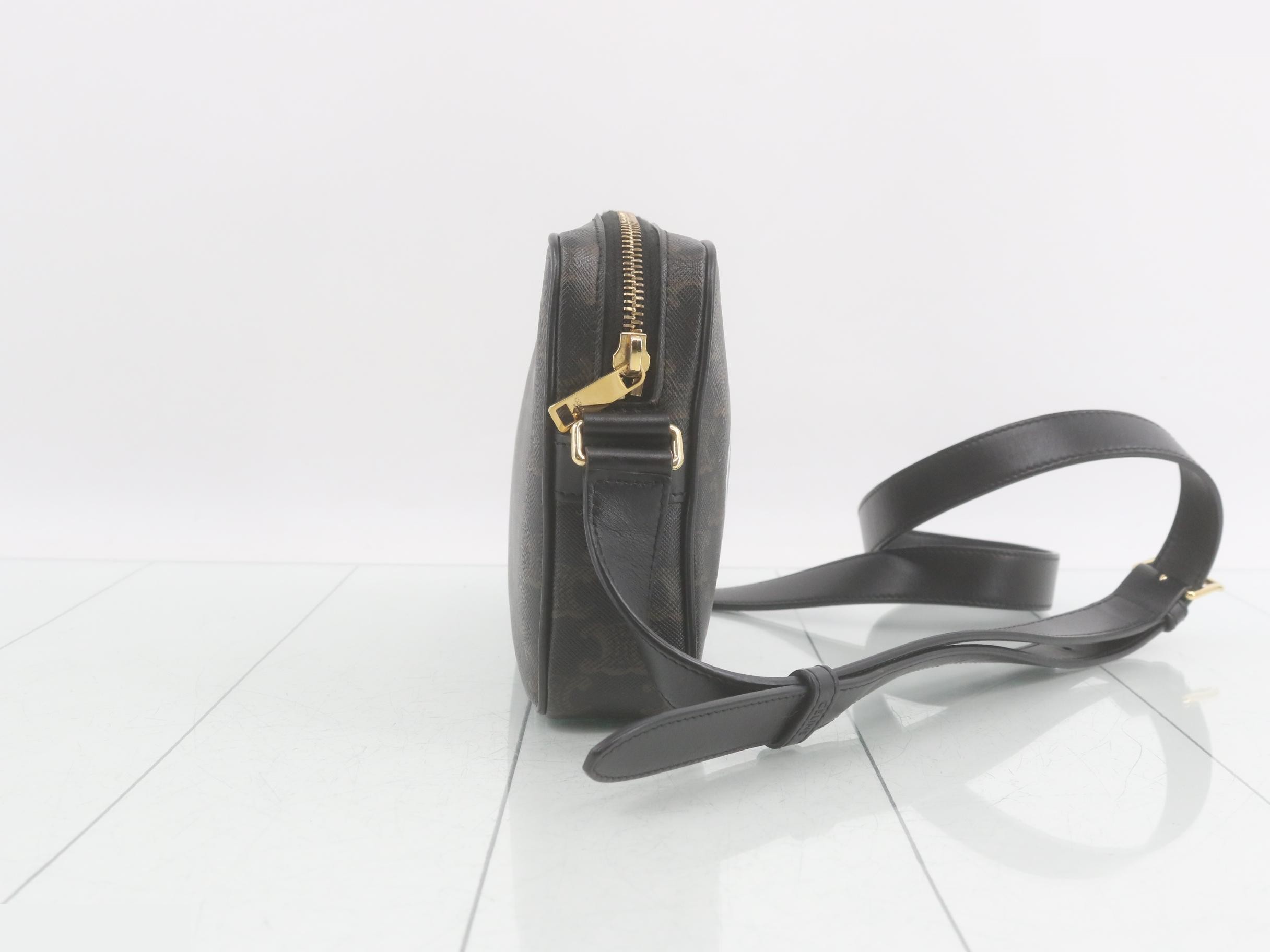 Triomphe Medium Messenger Bag Shoulder Bag — view 4