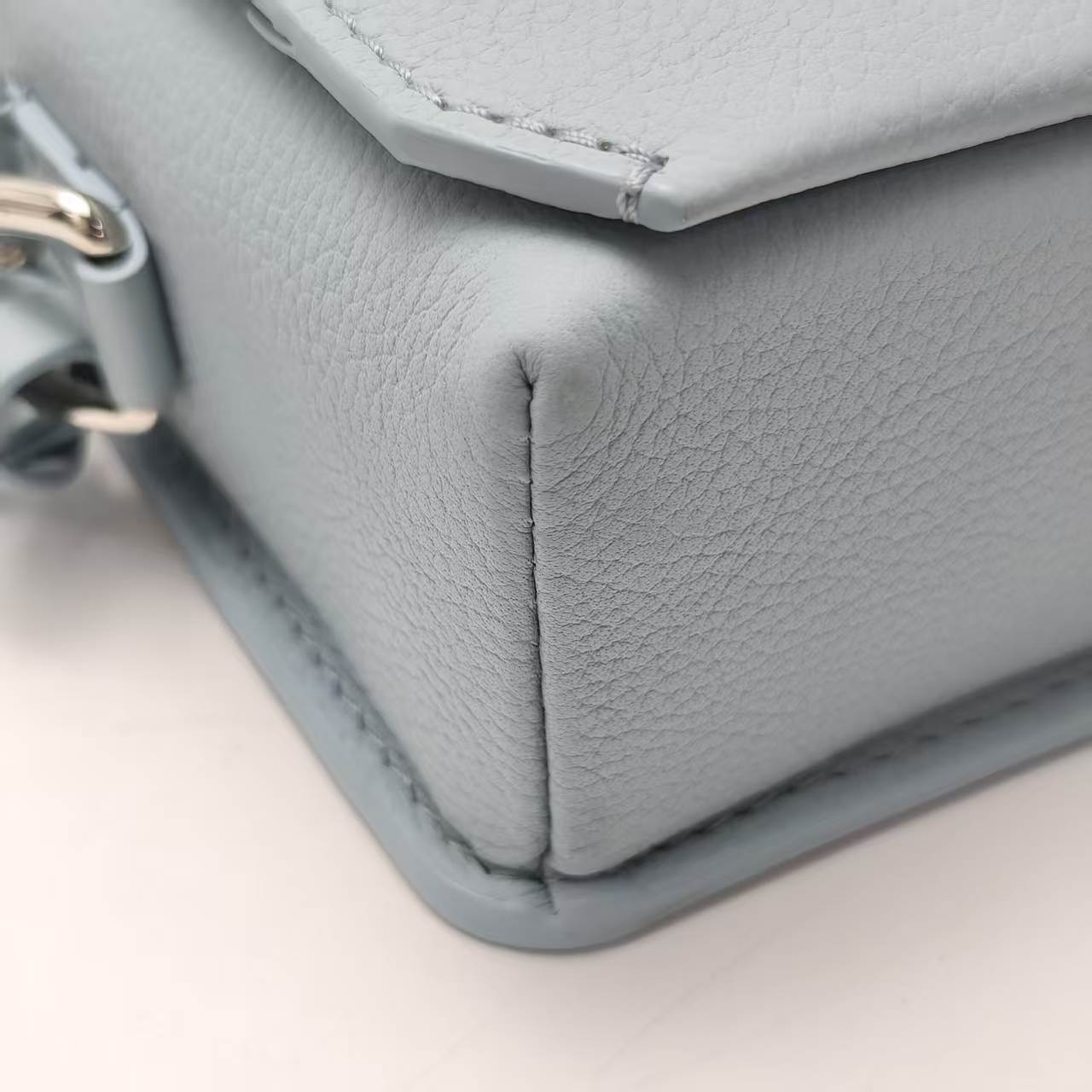 【*Shipped from: China*】LOUIS VUITTON Takeoff Leather Shoulder Bag — view 6