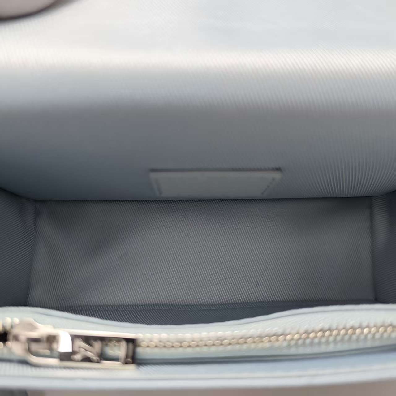 【*Shipped from: China*】LOUIS VUITTON Takeoff Leather Shoulder Bag — view 10