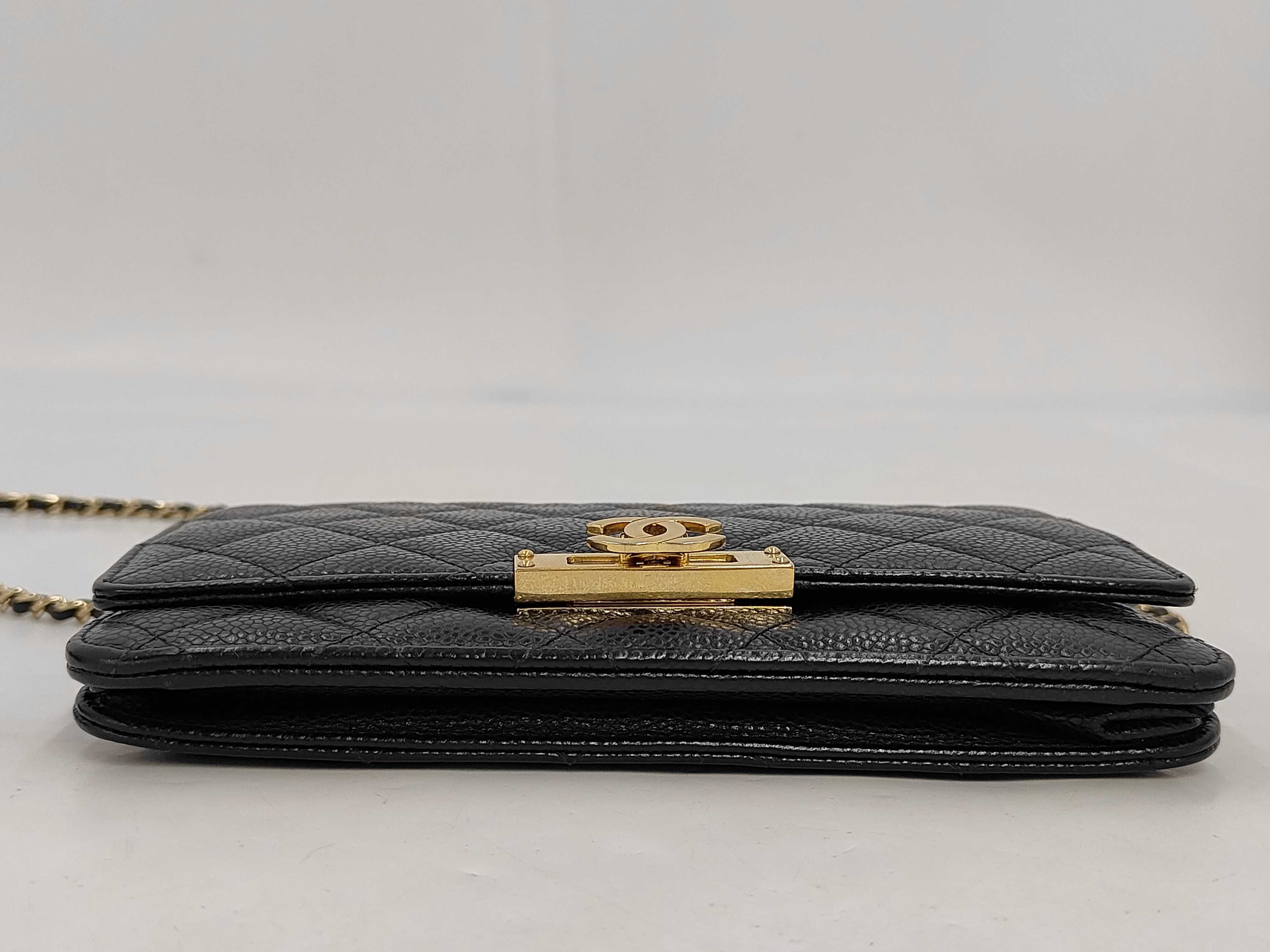 Matelassé Caviar Skin Chain Wallet (Serial Number 25) Shoulder Bag — view 4