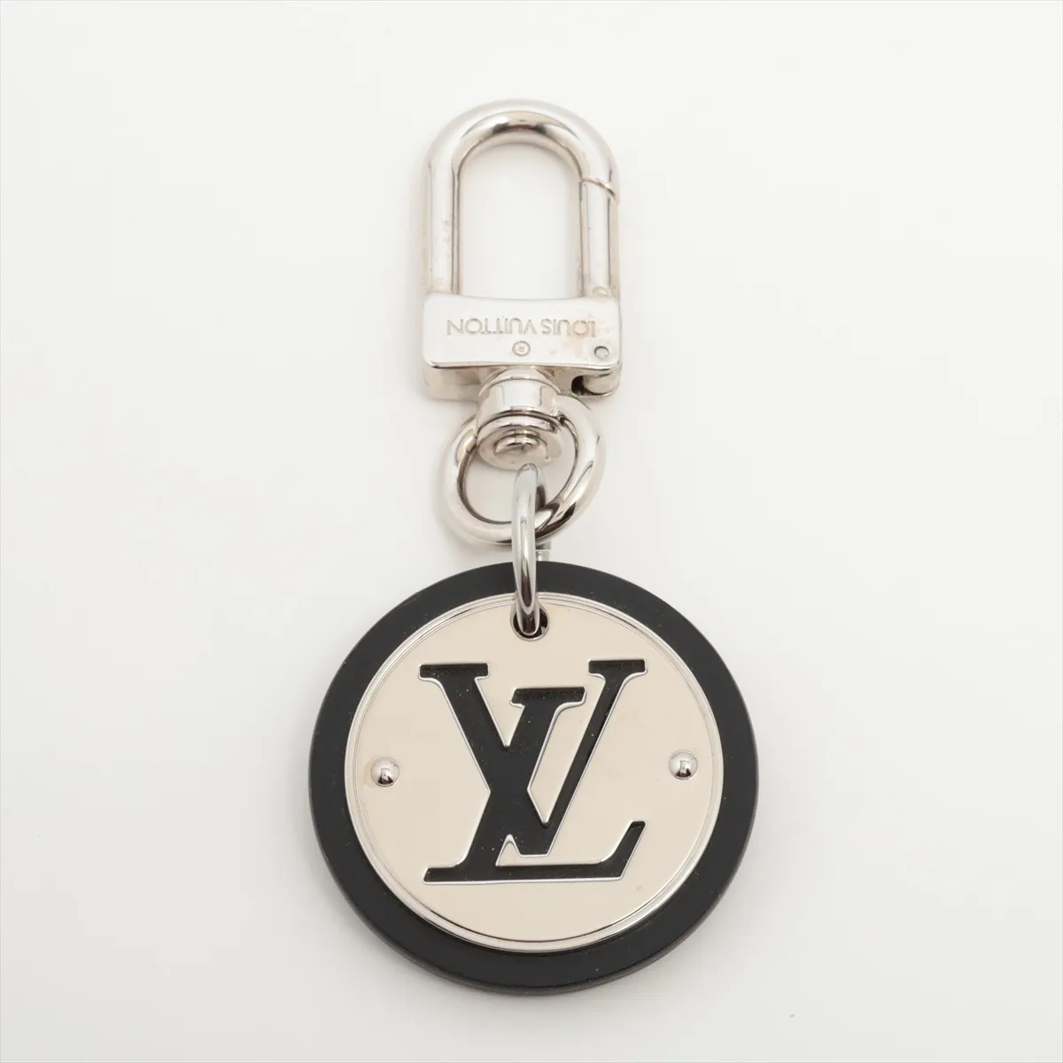 M00741 Portefeuille LV Circle Charm, Metal, Silver. Shows
