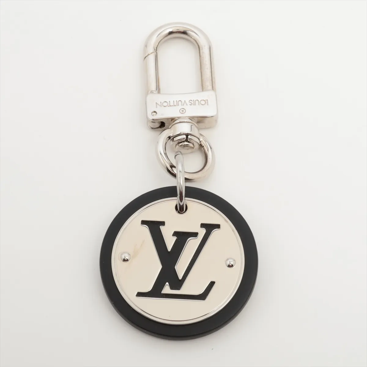 M00741 Portefeuille LV Circle Charm, Metal, Silver. Shows — view 2