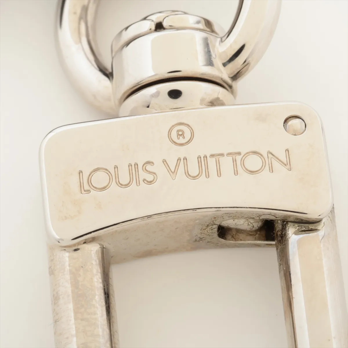 M00741 Portefeuille LV Circle Charm, Metal, Silver. Shows — view 3