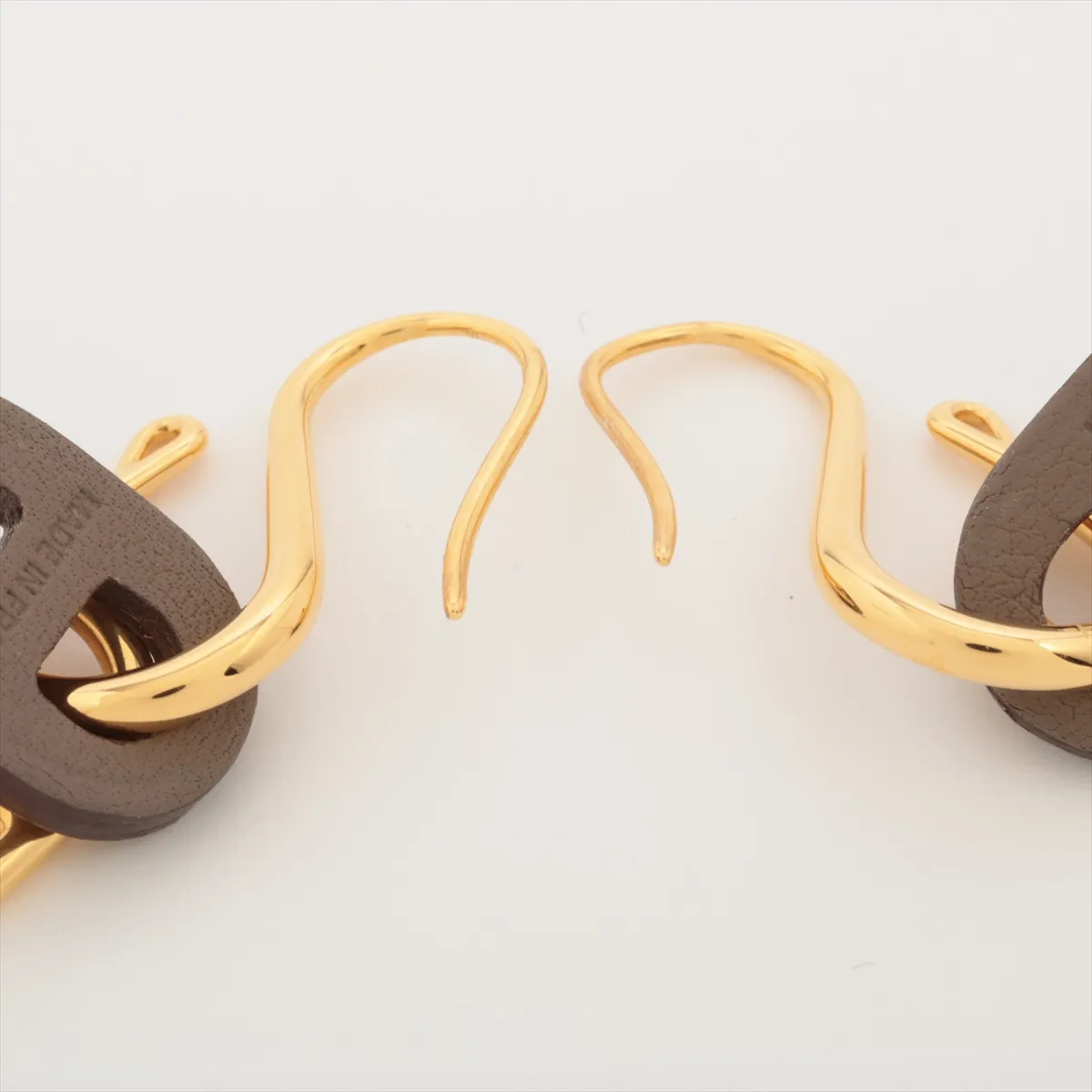 Au Maillon Earrings (Pair) GP x Leather Greige x Gold — view 4