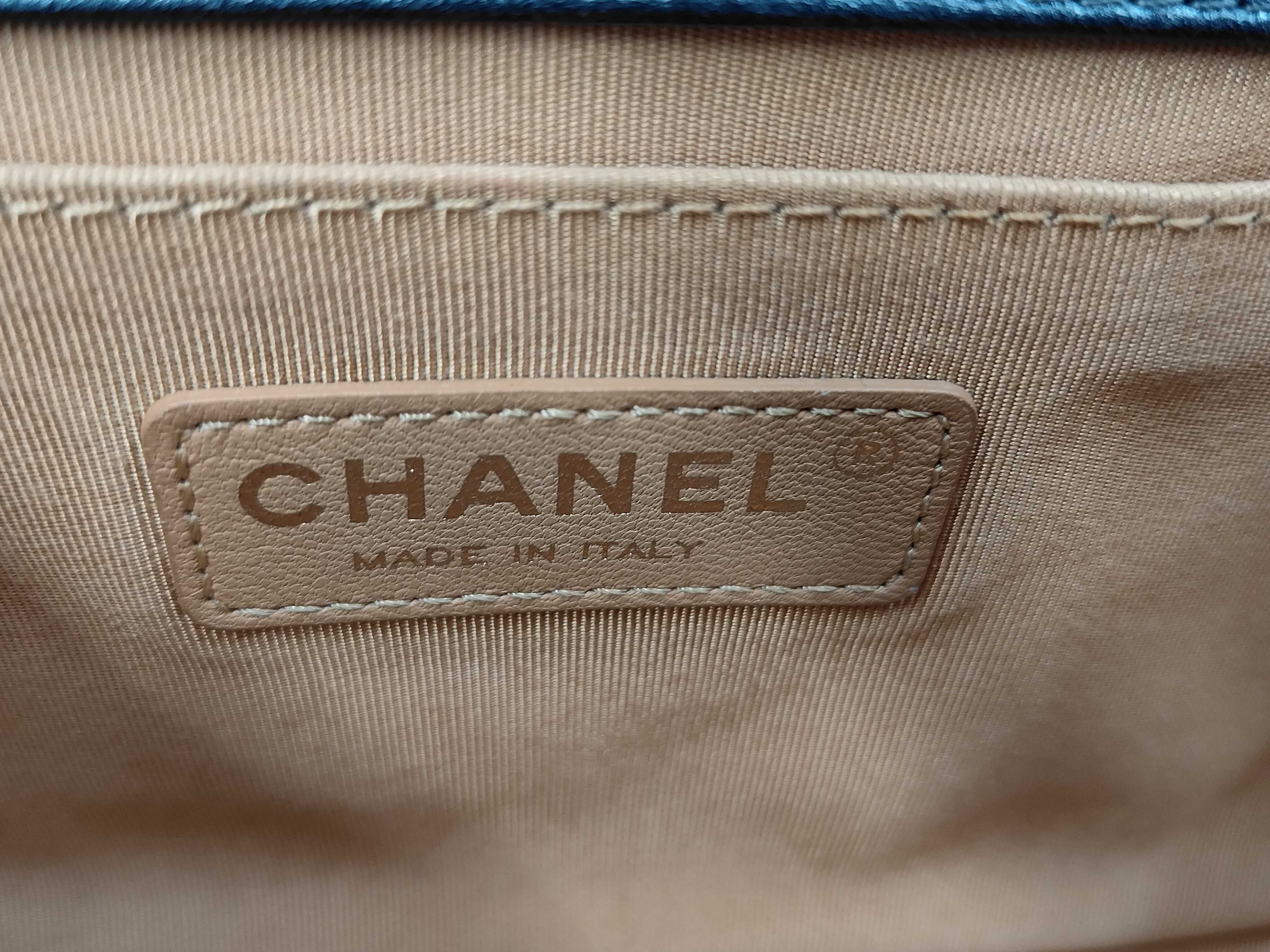 Boy Chanel 25 Shoulder Bag with Gold Hardware — view 9