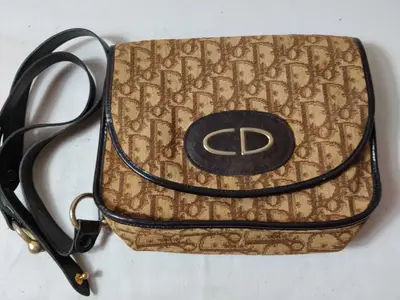 Trotter Push-Lock Shoulder Bag