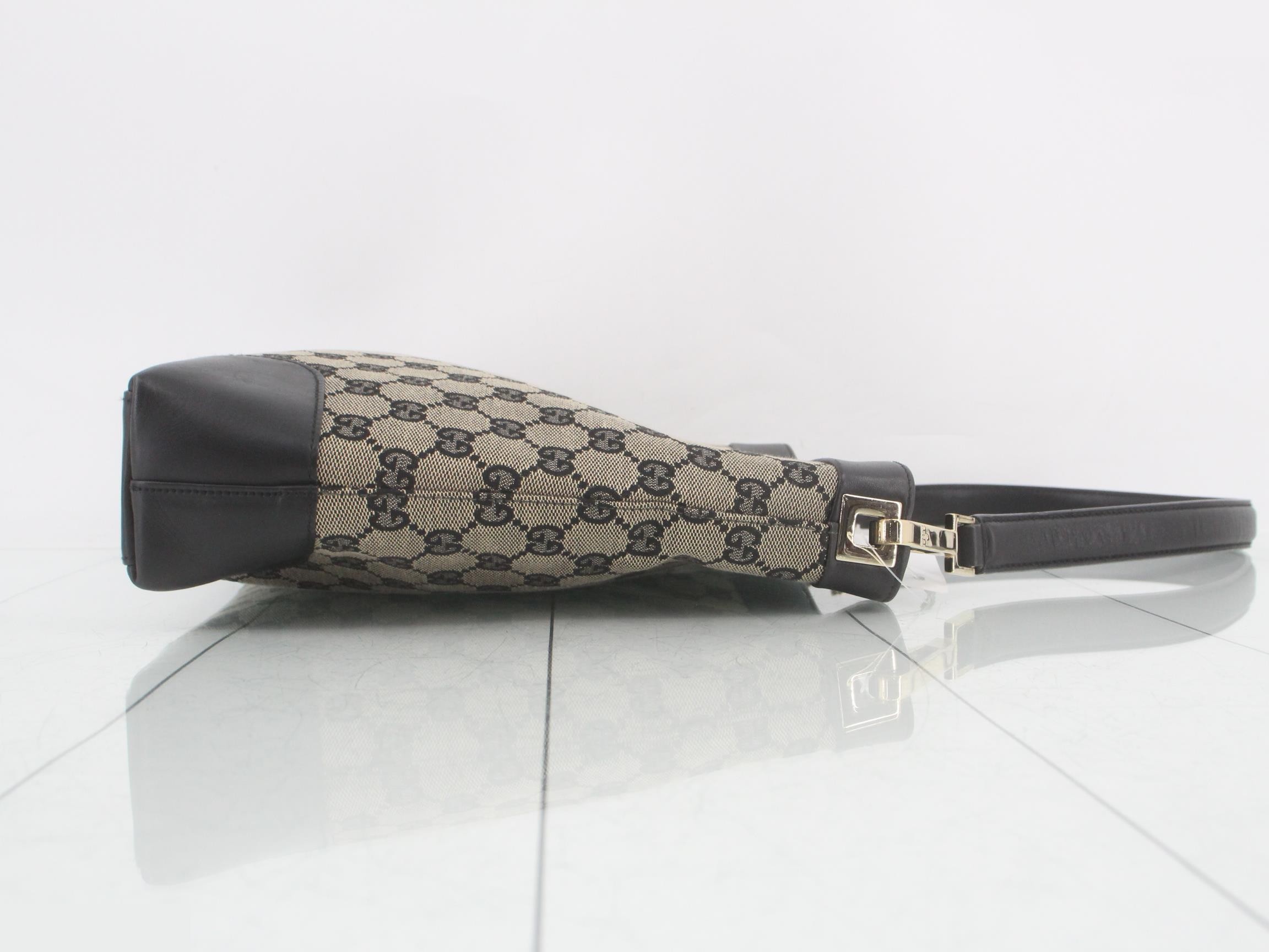 GG Canvas One-Shoulder Bag / Handbag — view 3