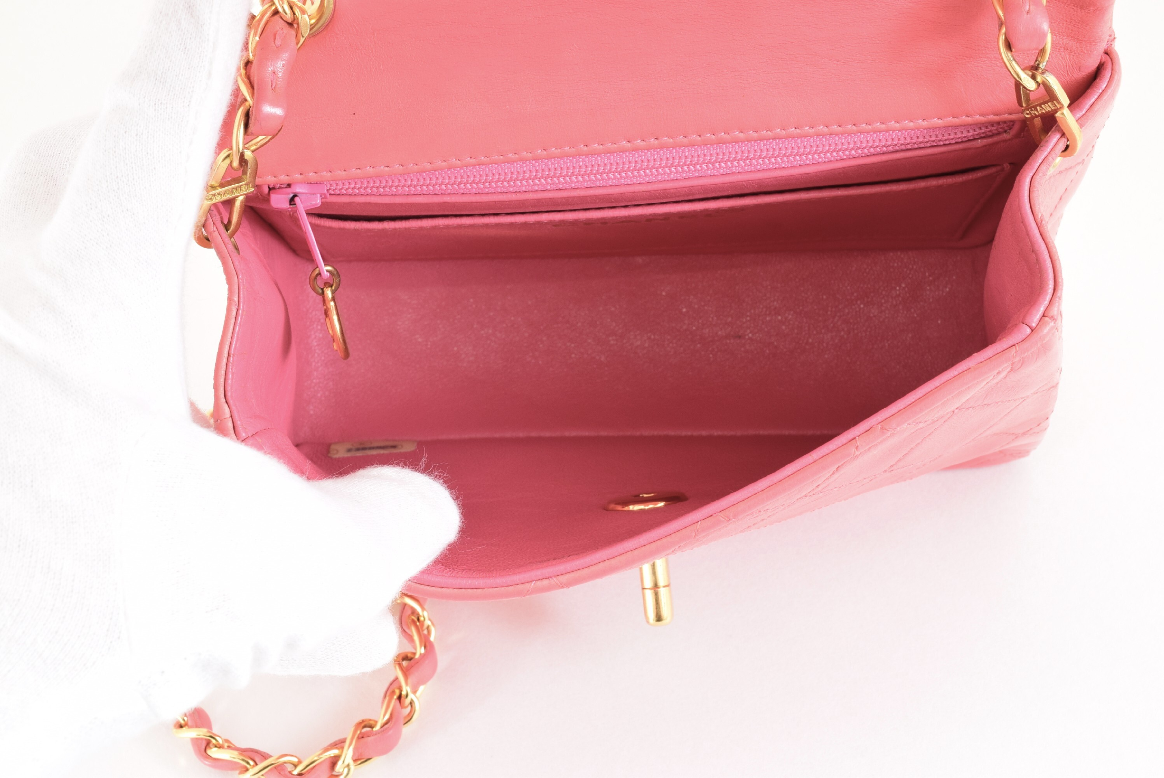 Matelasse Chain Shoulder Pink with Seal Shoulder Bag — view 11