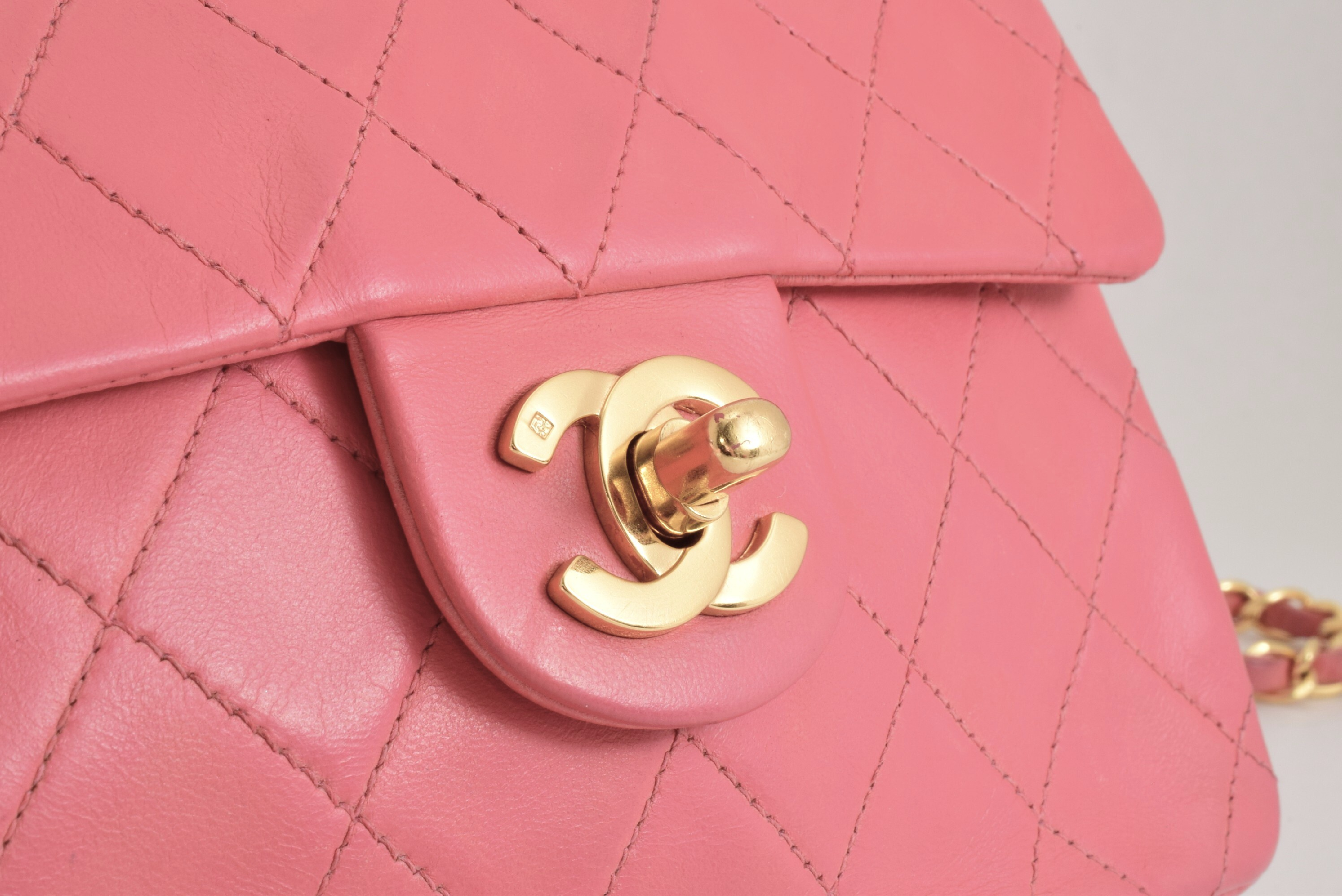 Matelasse Chain Shoulder Pink with Seal Shoulder Bag — view 9