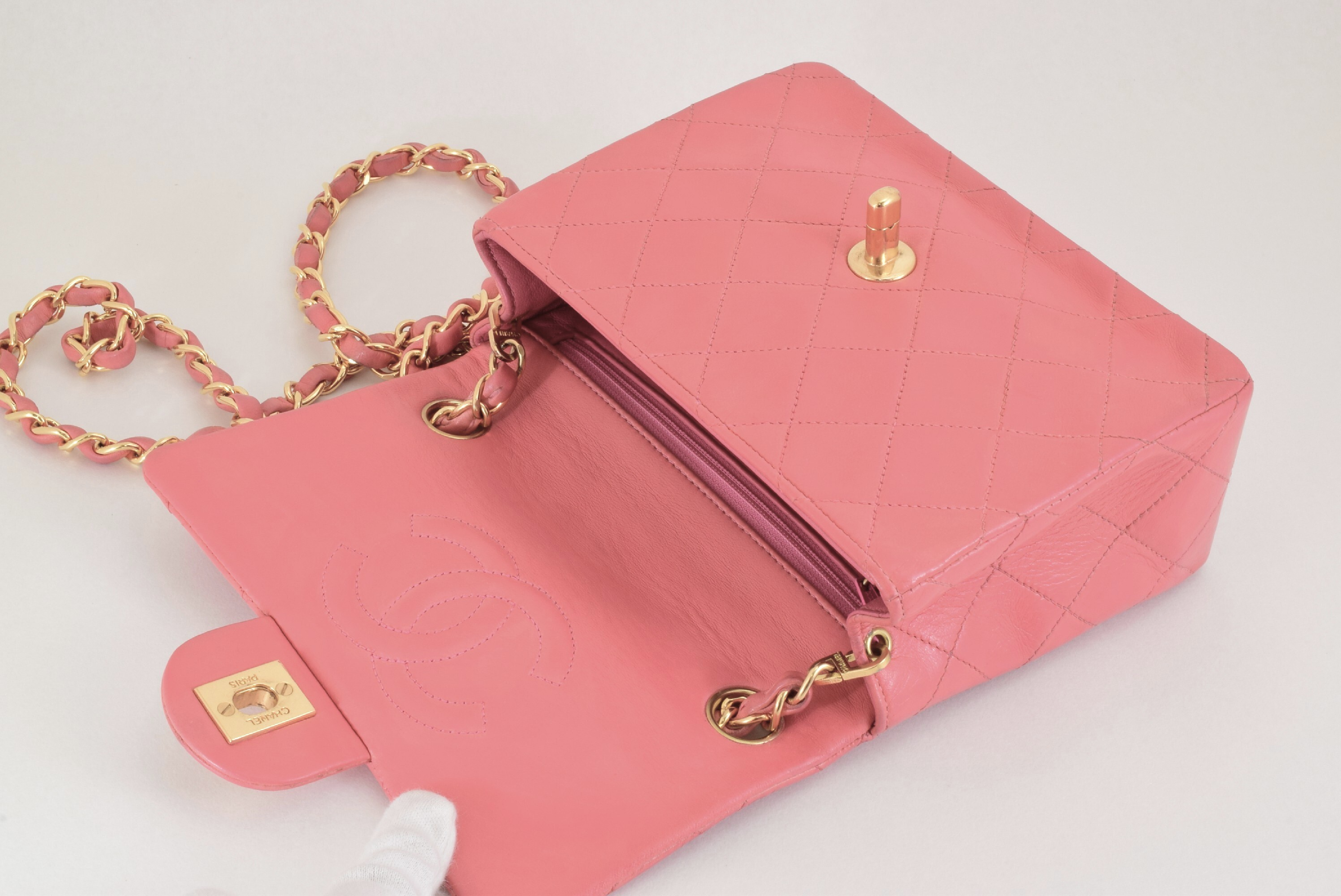 Matelasse Chain Shoulder Pink with Seal Shoulder Bag — view 10