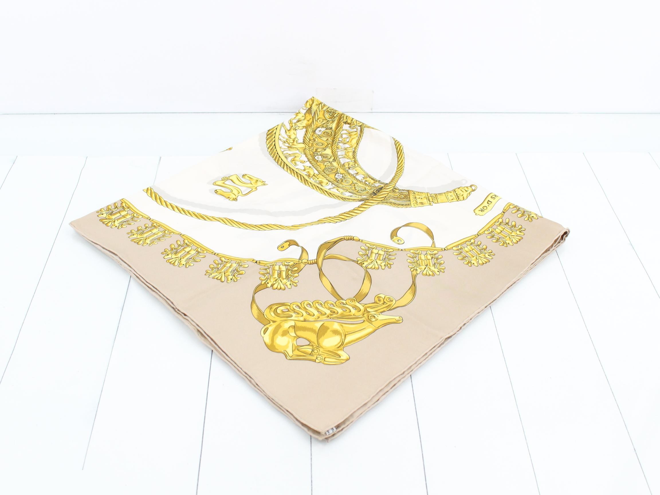 Carre 90 LES CAVALIERS D'OR Golden Knight Beige — view 2