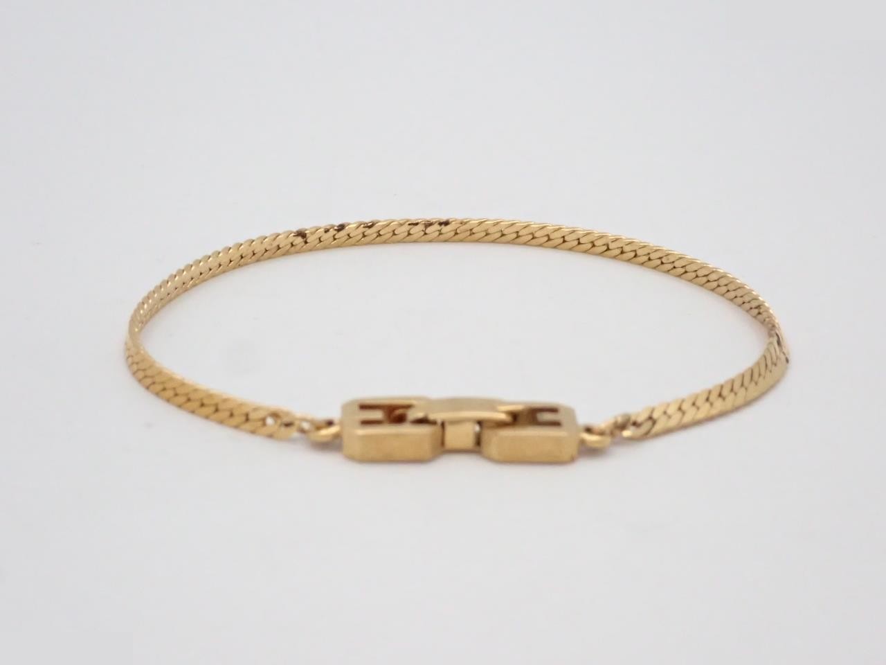 Other lines: Precious metal bracelets and bangles (metal), wrist circumference approximately 18 cm. — view 2