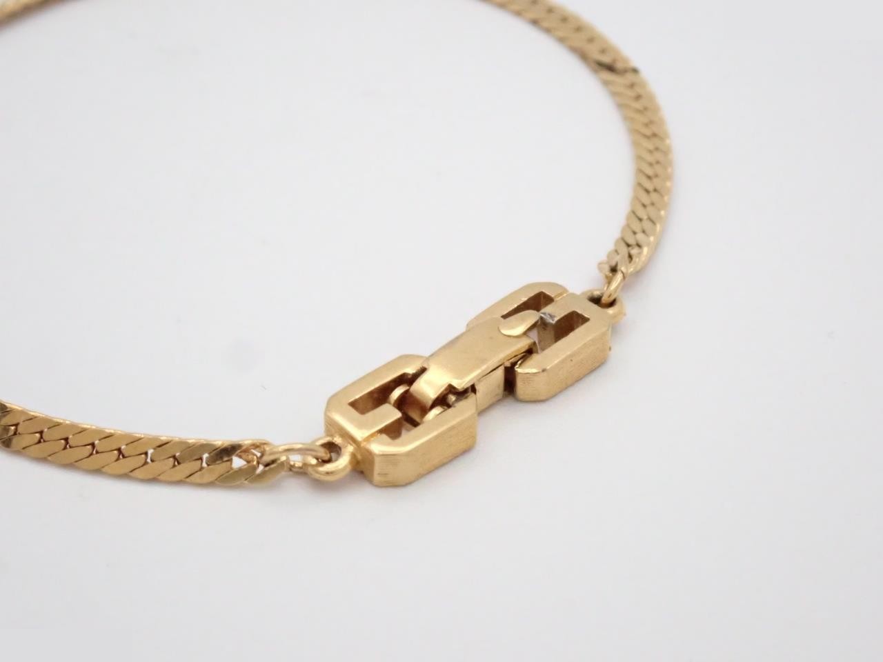 Other lines: Precious metal bracelets and bangles (metal), wrist circumference approximately 18 cm. — view 3
