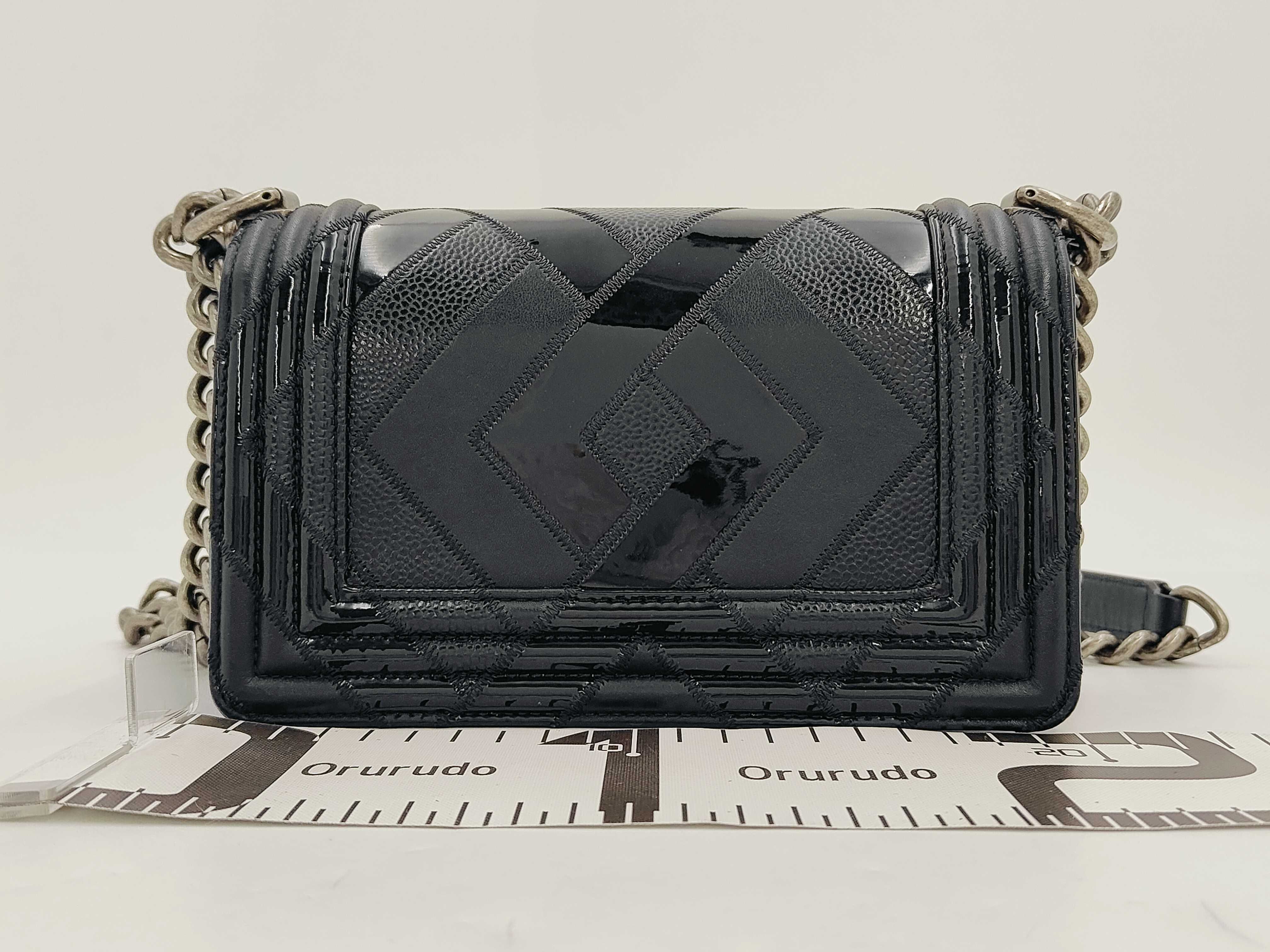 Le Boy Black V-Quilted Enamel x Calfskin Small Antique Silver Hardware Item No. 30 Shoulder Bag with Card — view 2