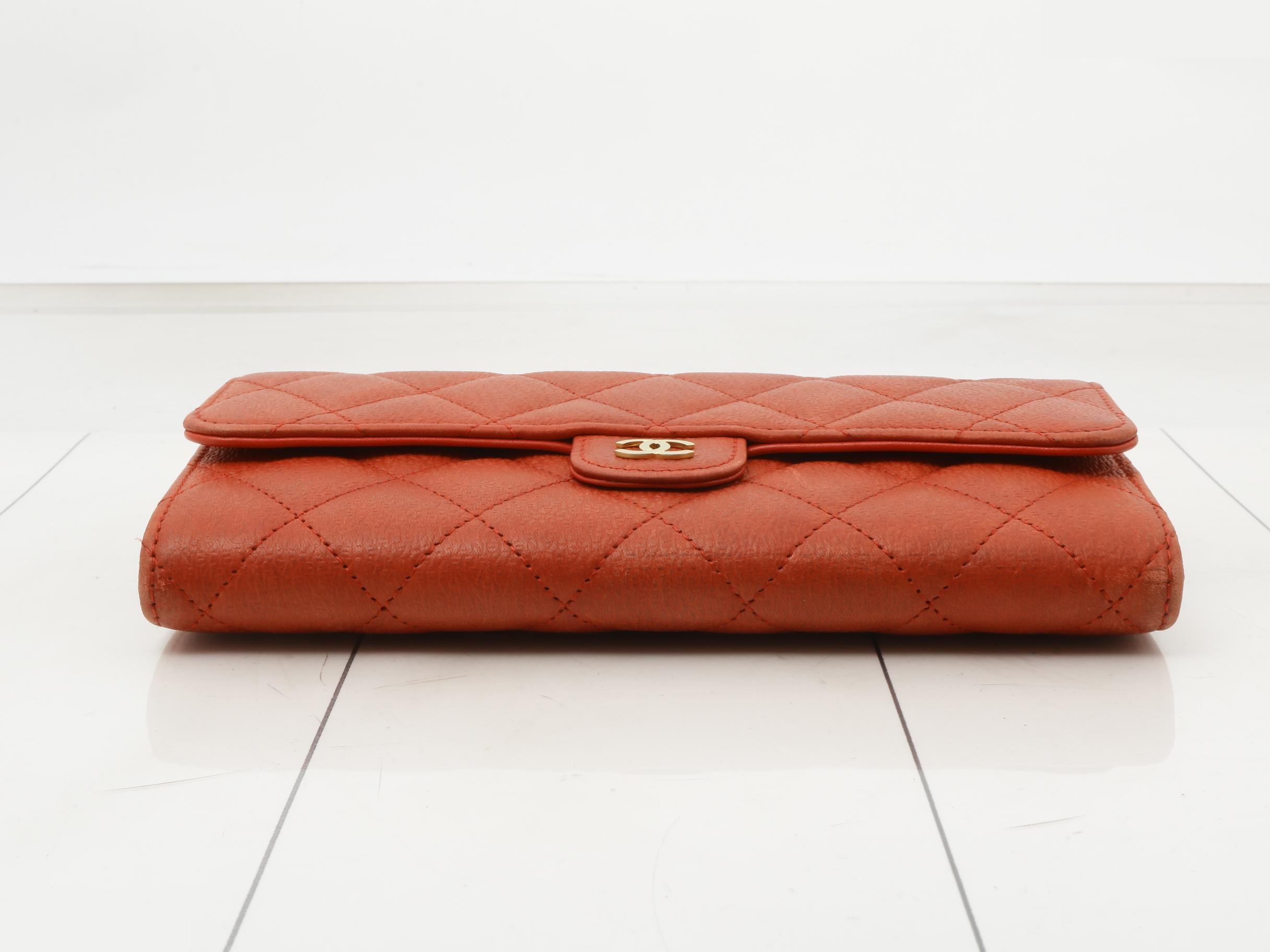 Matelassé calfskin long wallet with embossed logo, serial number 24. — view 3