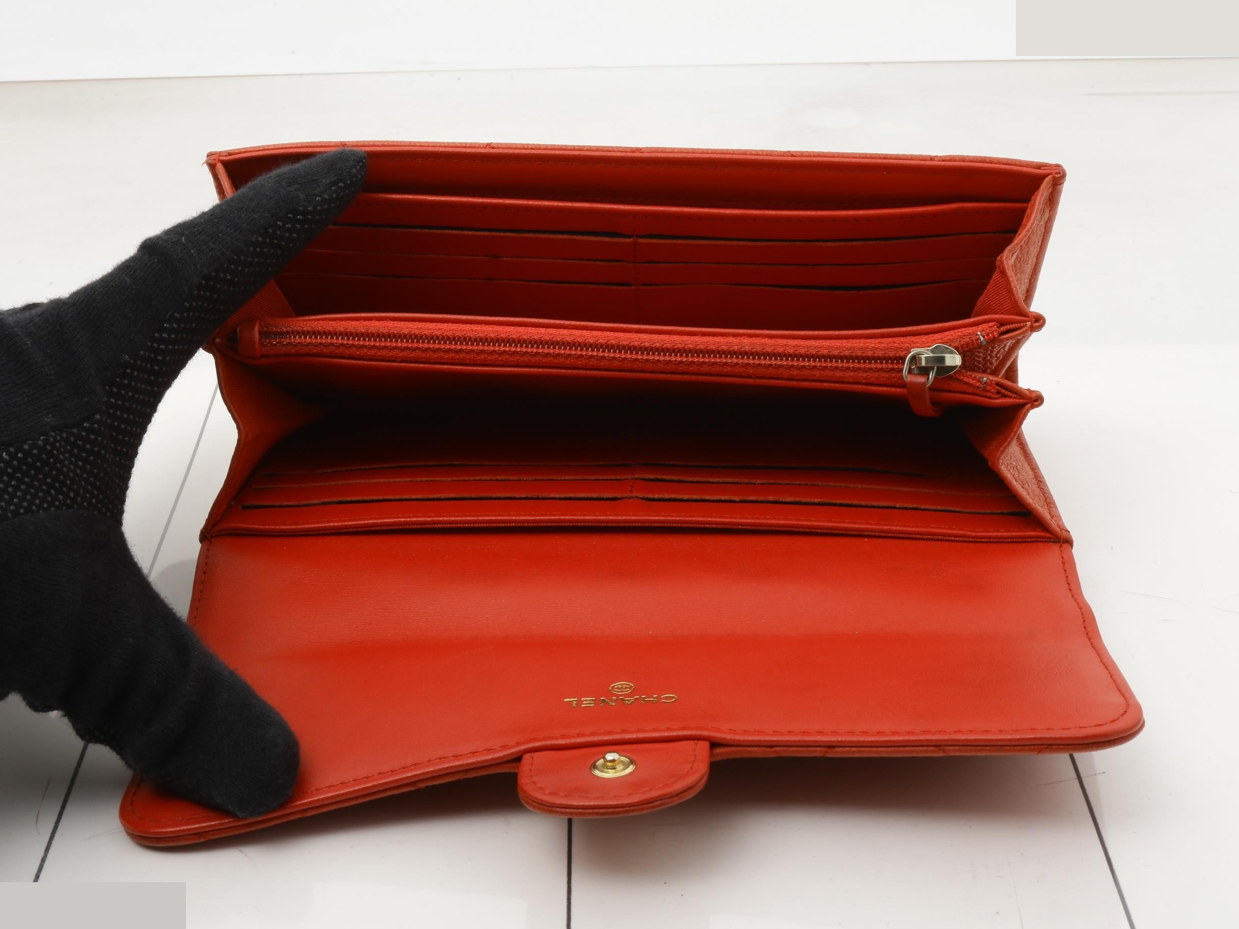 Matelassé calfskin long wallet with embossed logo, serial number 24. — view 4