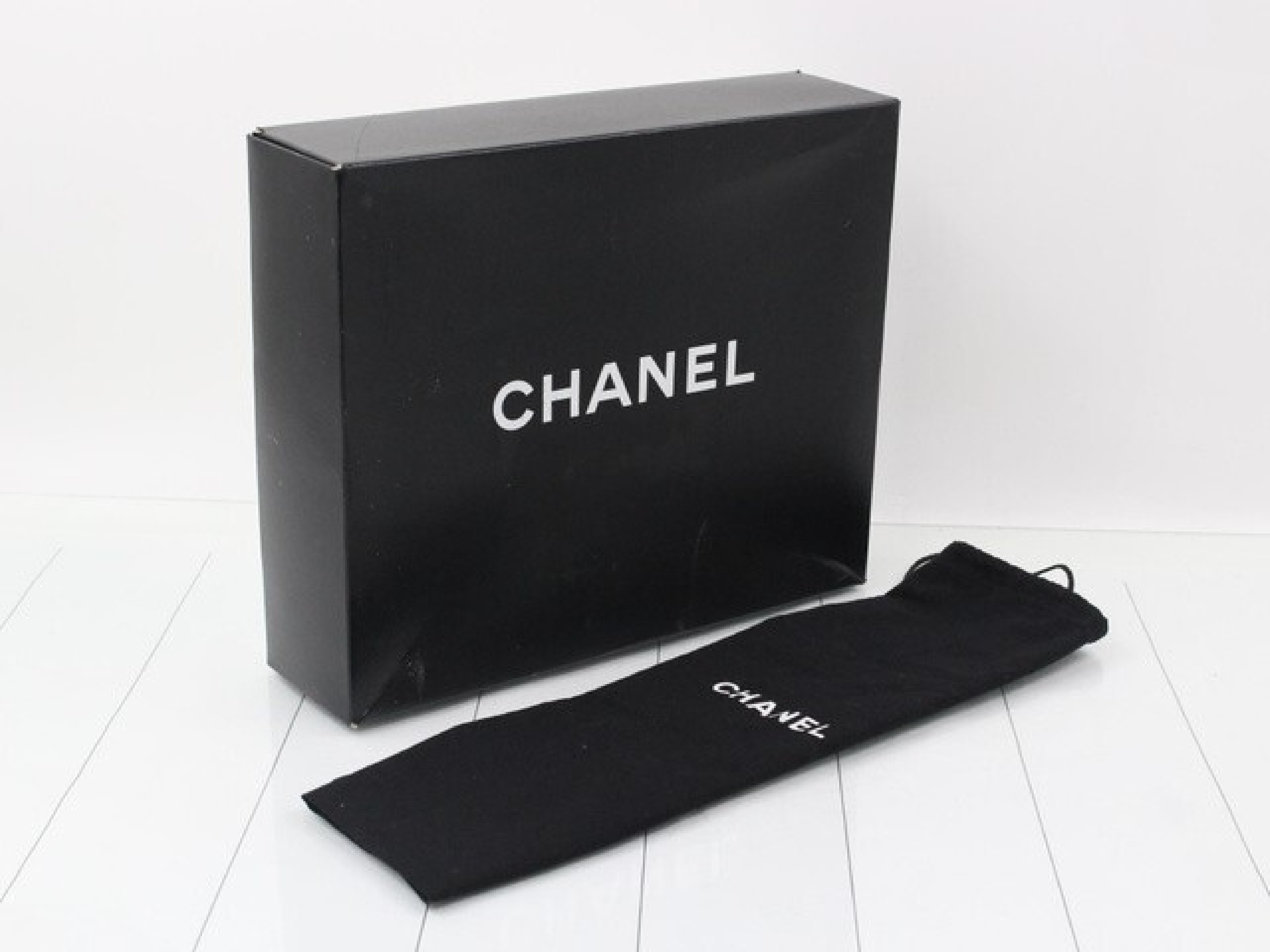 Caviar Skin Shoulder Bag (Serial Number 11) - Card and Seal Included — view 12
