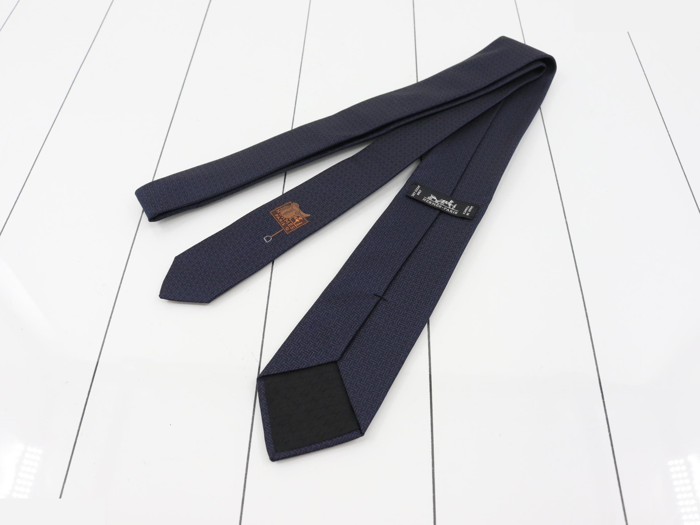 tie — view 2