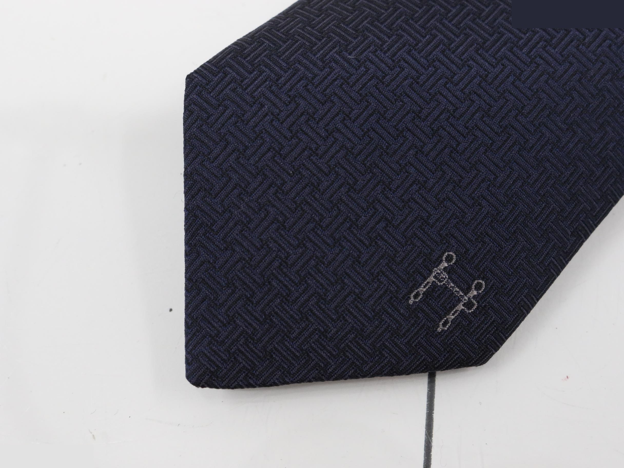 tie — view 3