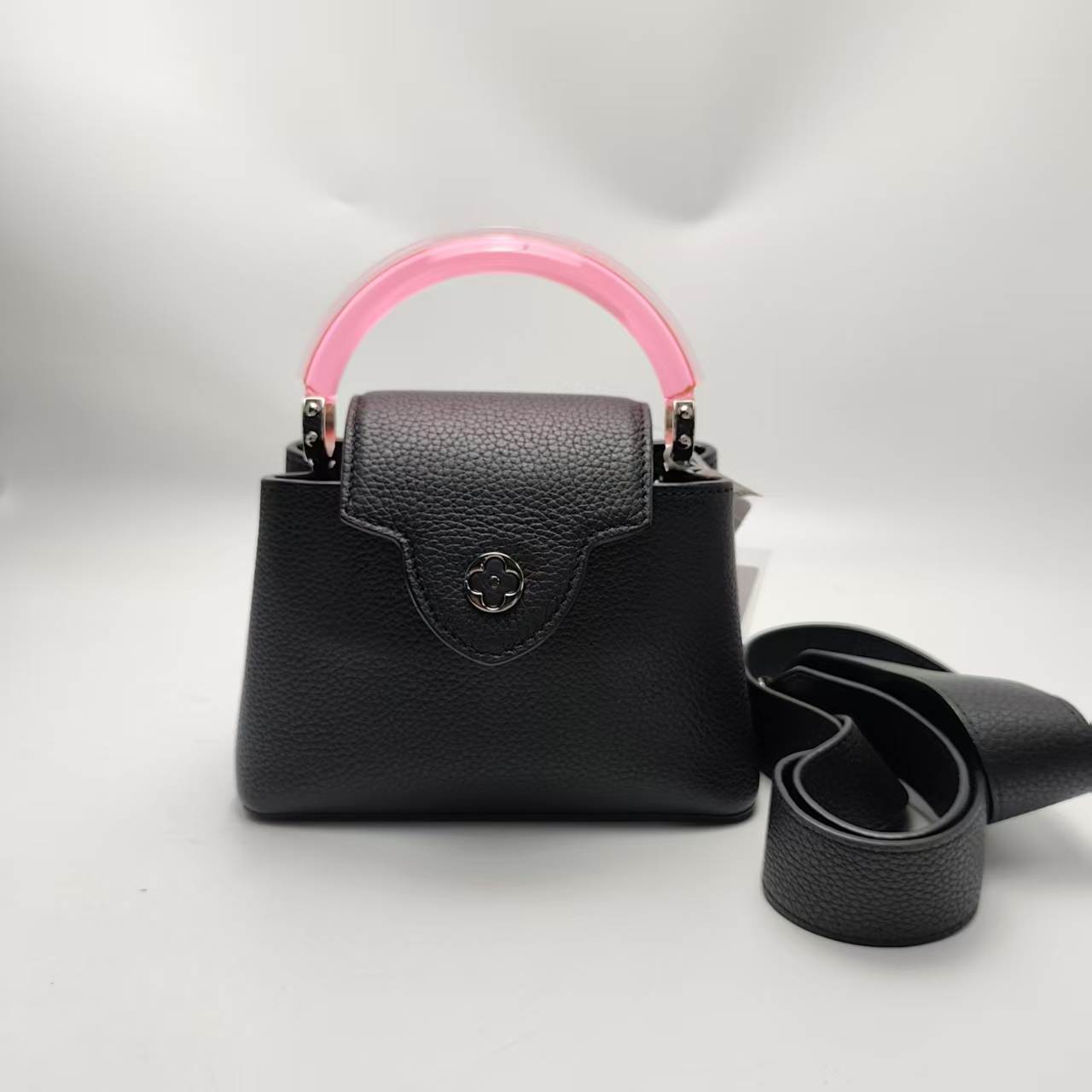 【*Shipped from: China*】LOUIS VUITTON Capucines Leather Shoulder Bag — view 2