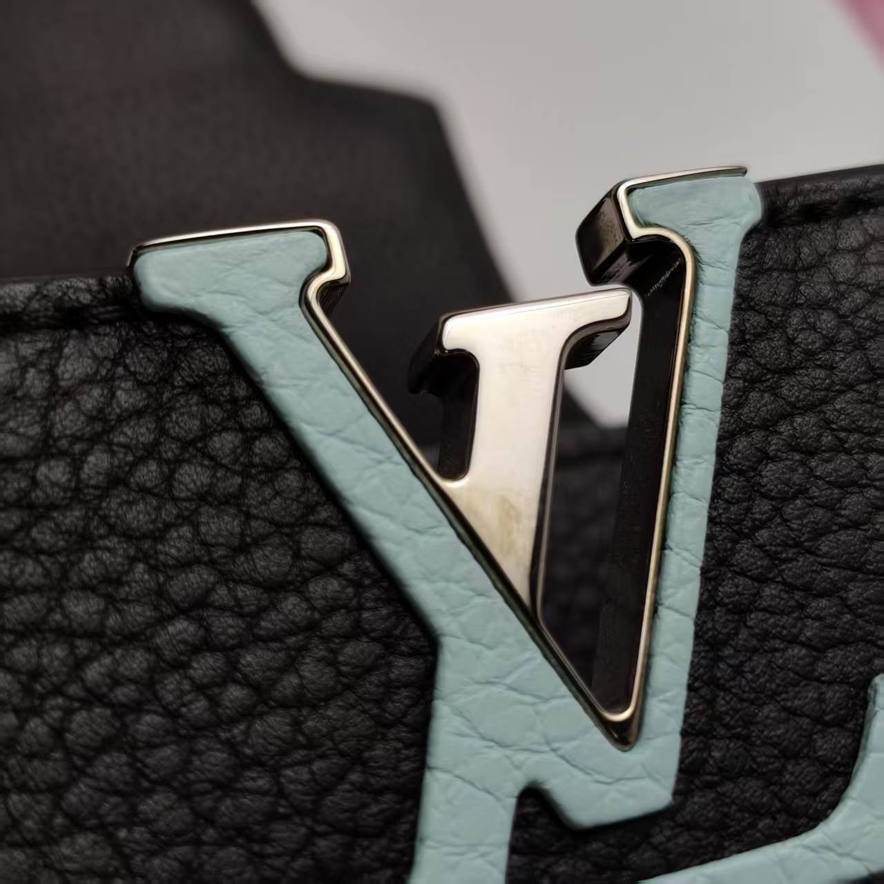 【*Shipped from: China*】LOUIS VUITTON Capucines Leather Shoulder Bag — view 12