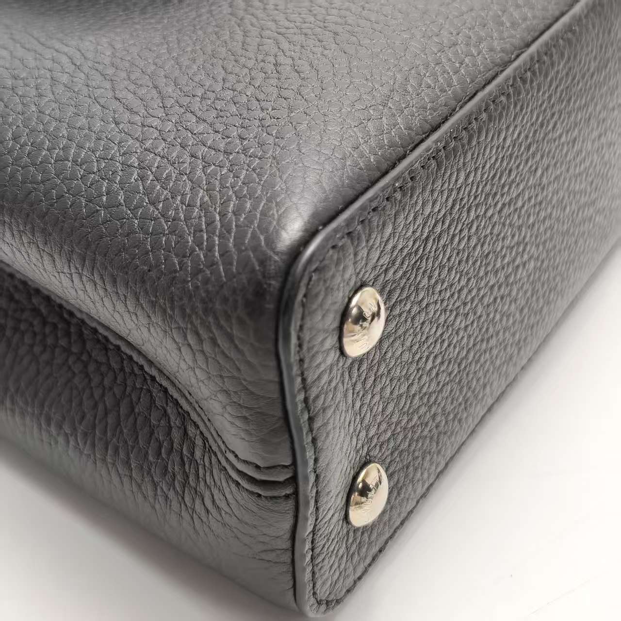 【*Shipped from: China*】LOUIS VUITTON Capucines Leather Shoulder Bag — view 6
