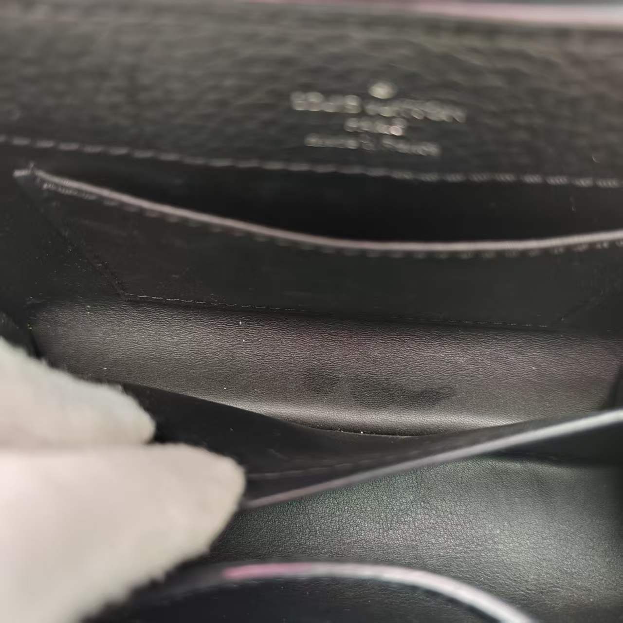 【*Shipped from: China*】LOUIS VUITTON Capucines Leather Shoulder Bag — view 10
