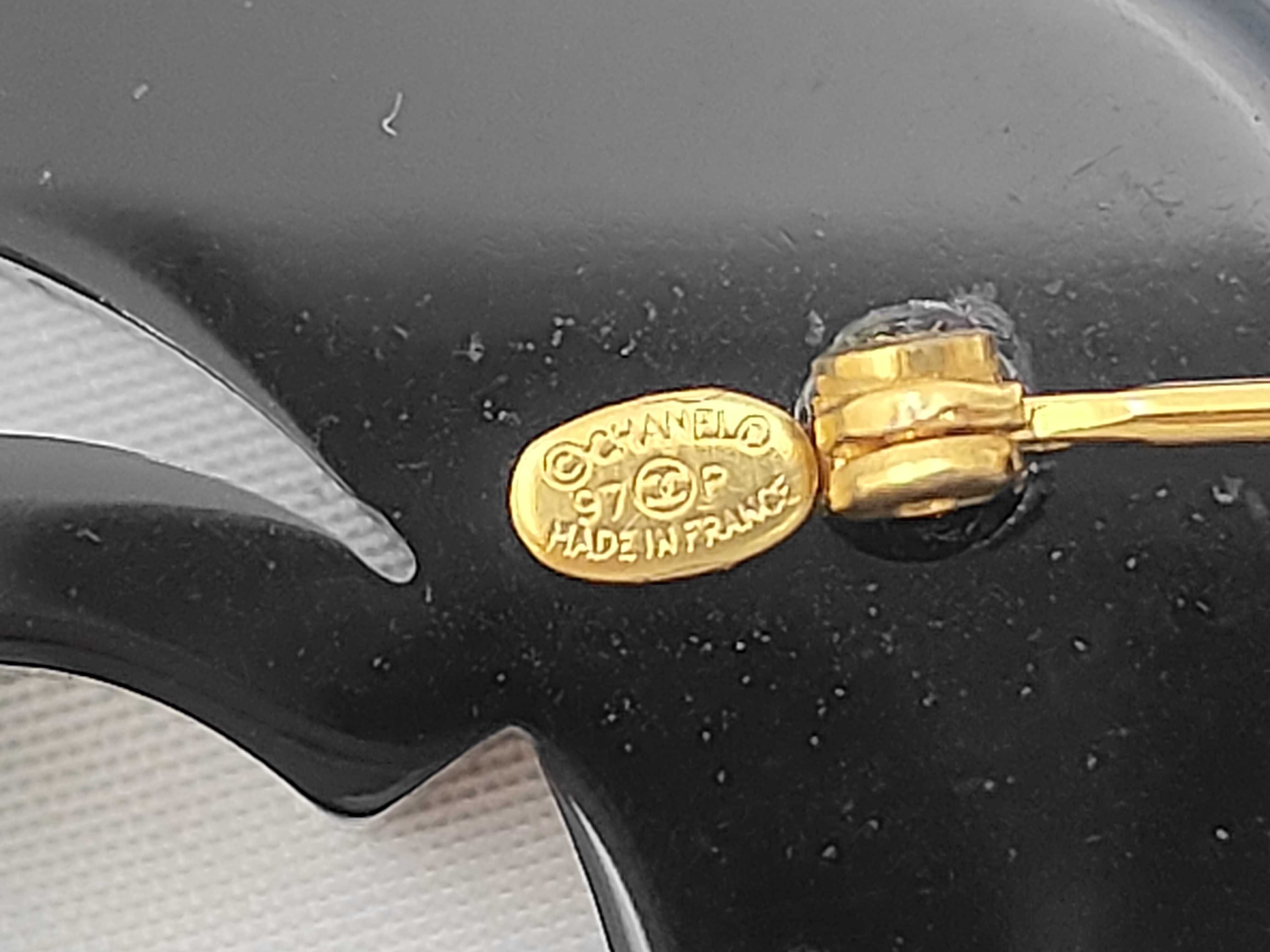 97P Coco Plastic Brooch — view 4