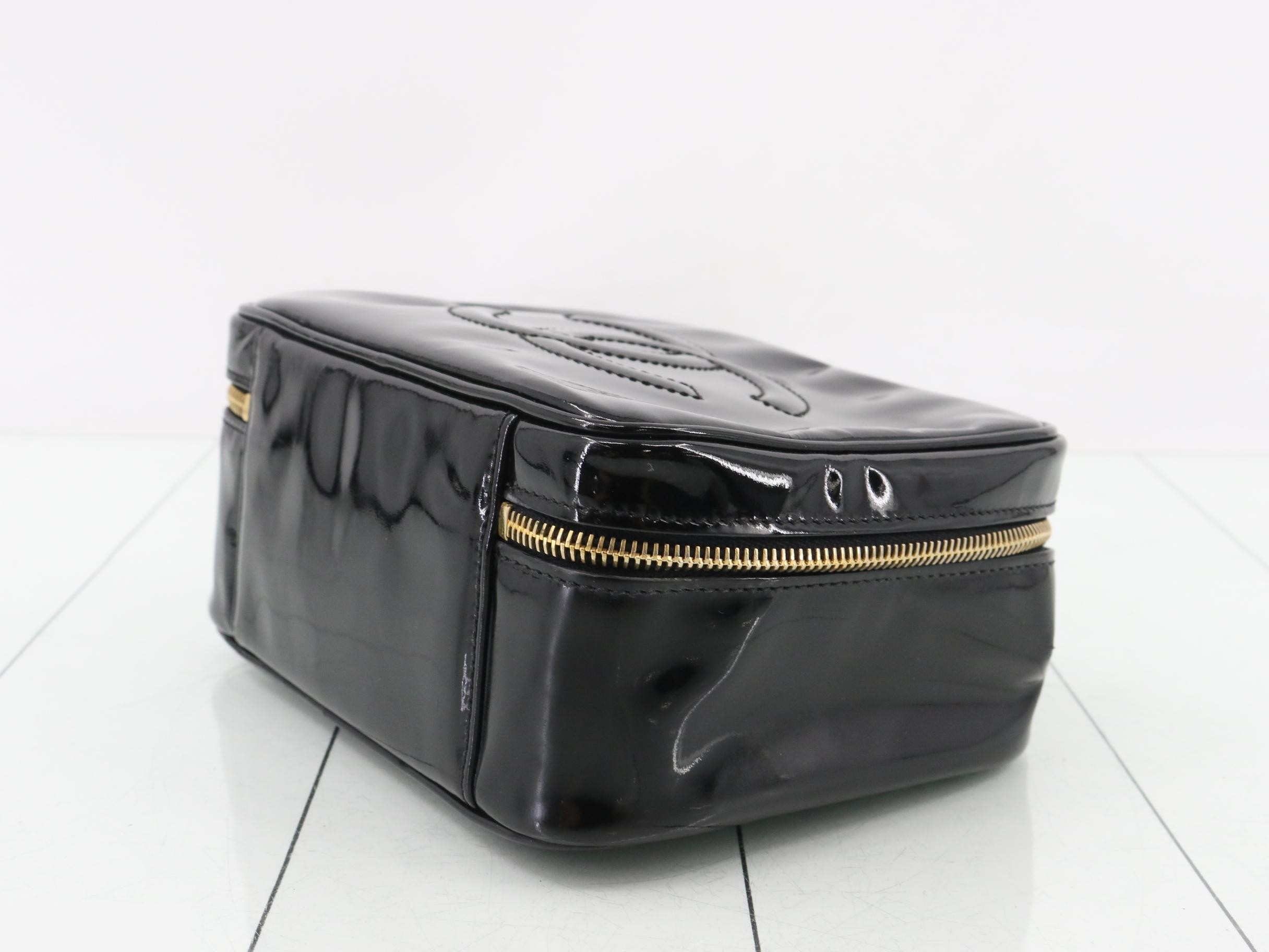 Patent leather 2-way vanity bag with sticker card. — view 6