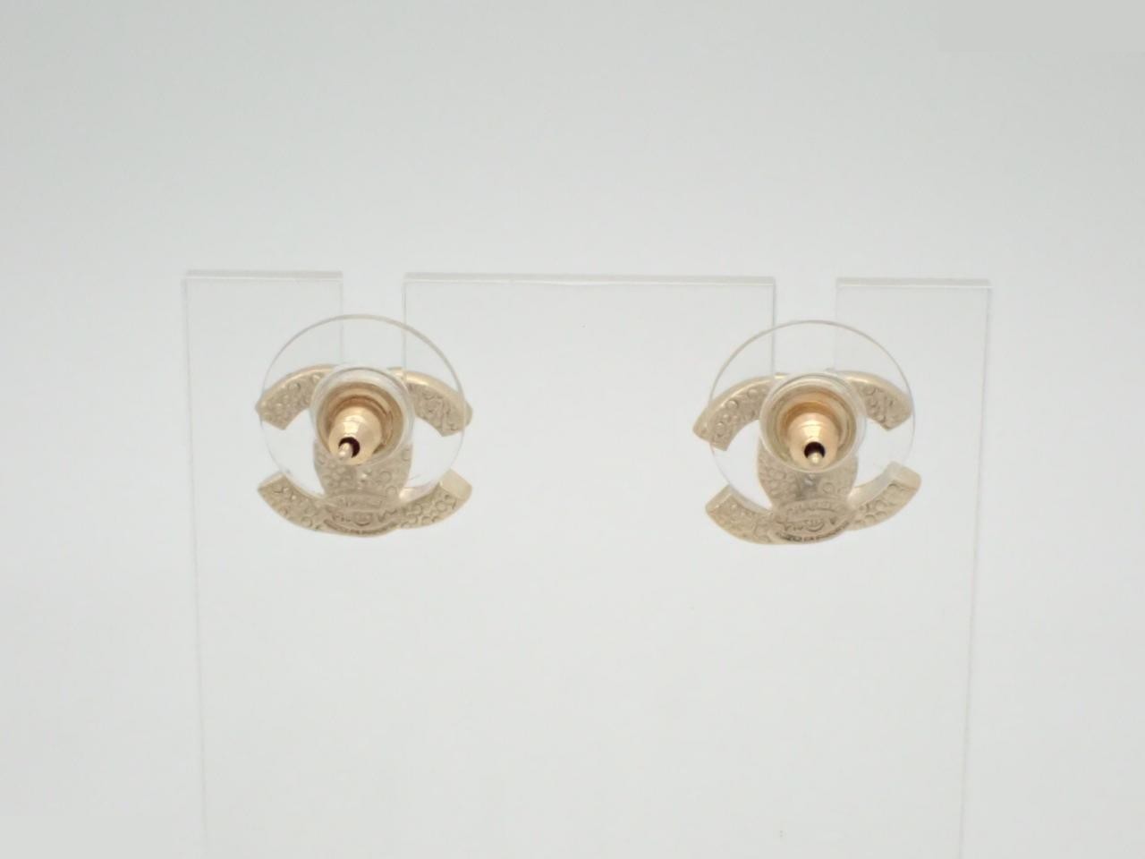 earrings, F18V, Coco Mark, rhinestone, gold, 1.3cm wide. — view 2